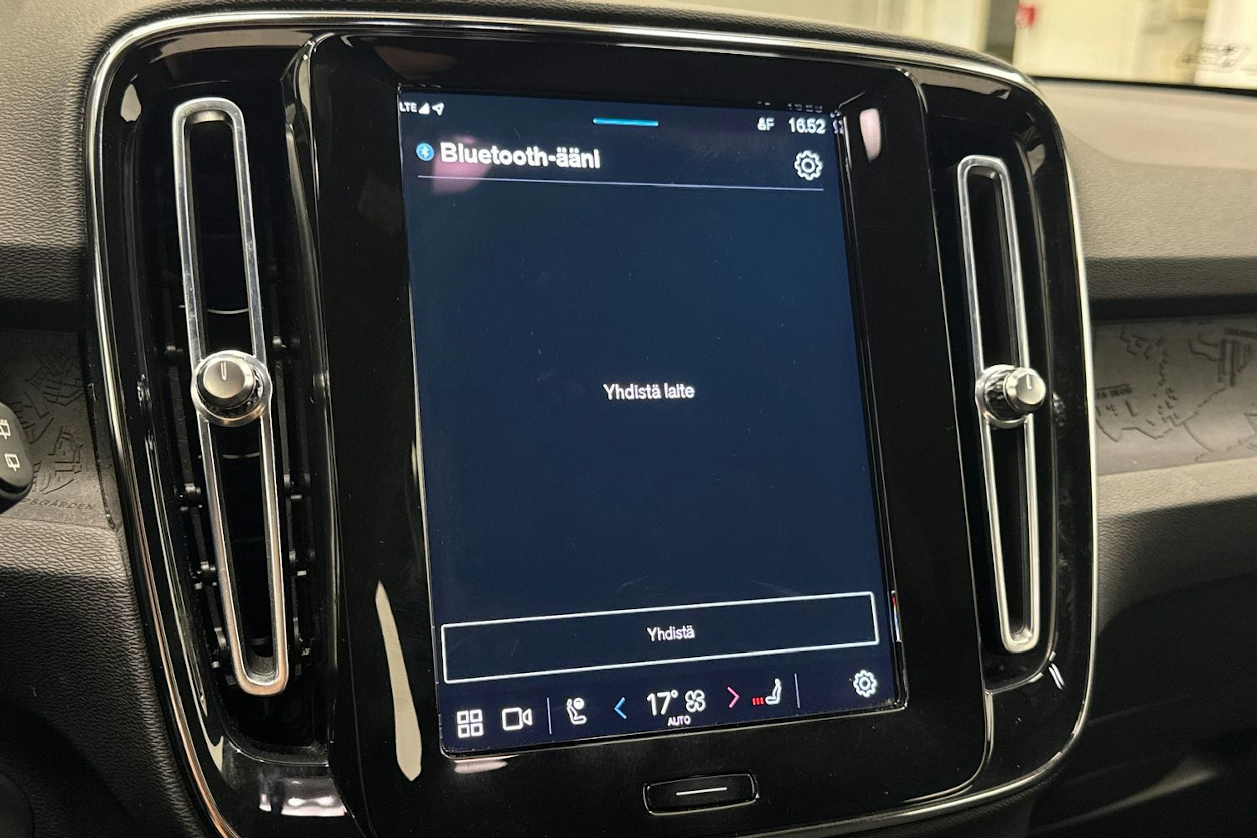 Musta Volvo XC40 2023 kuva 25.
