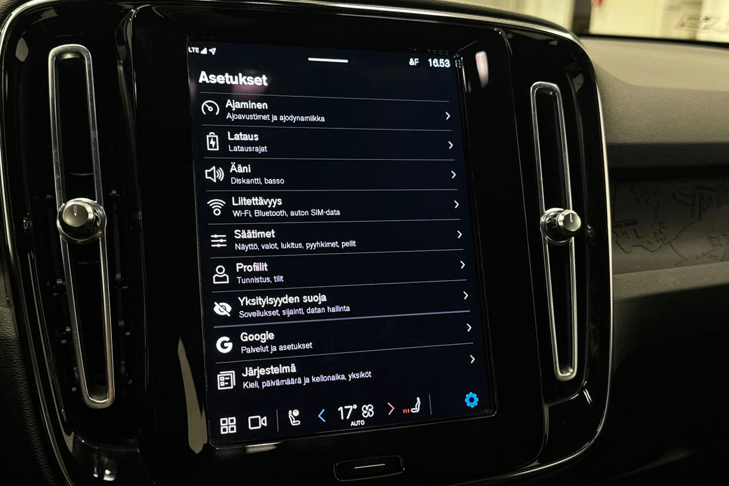 Musta Volvo XC40 2023 kuva 27.