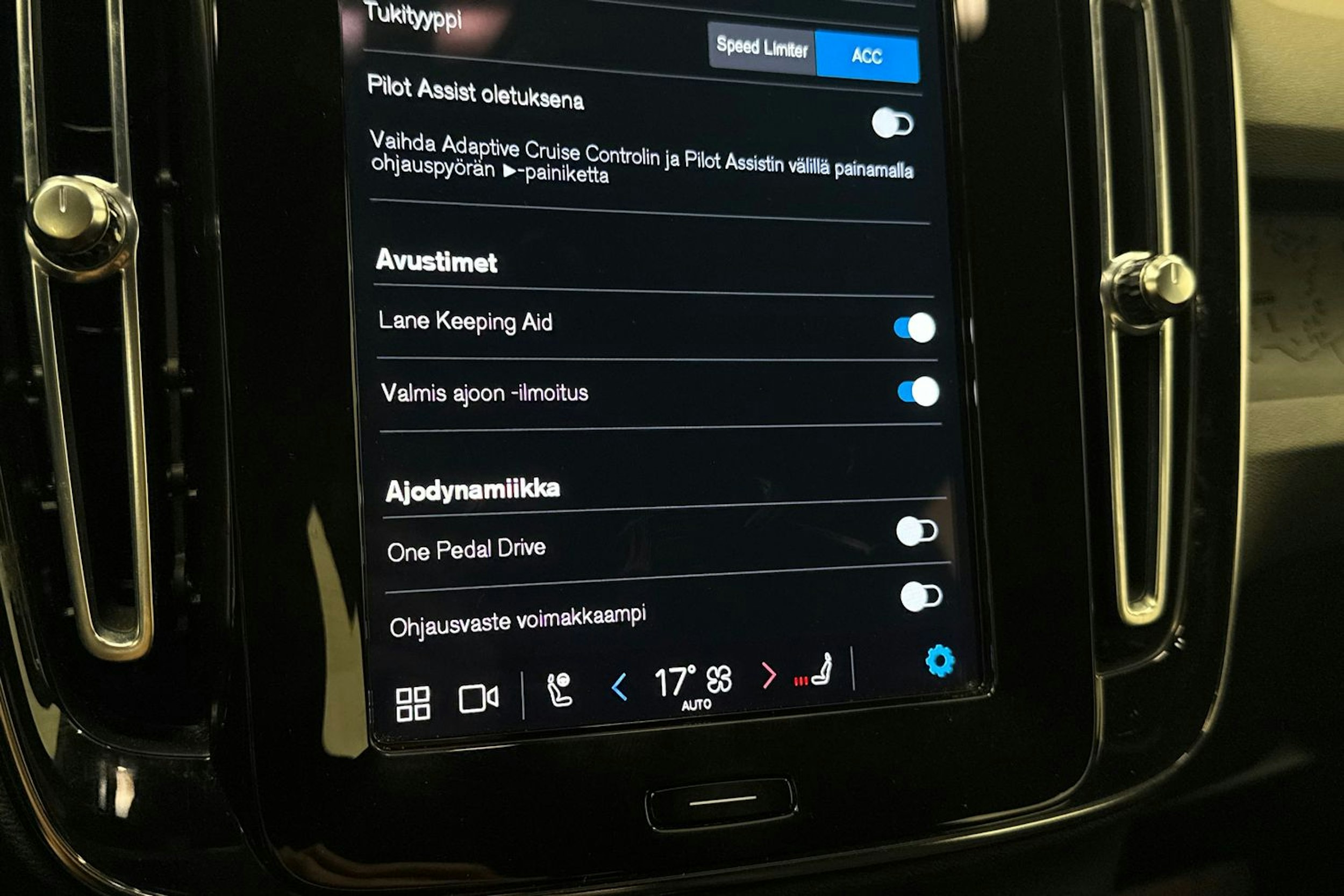 Musta Volvo XC40 2023 kuva 29.
