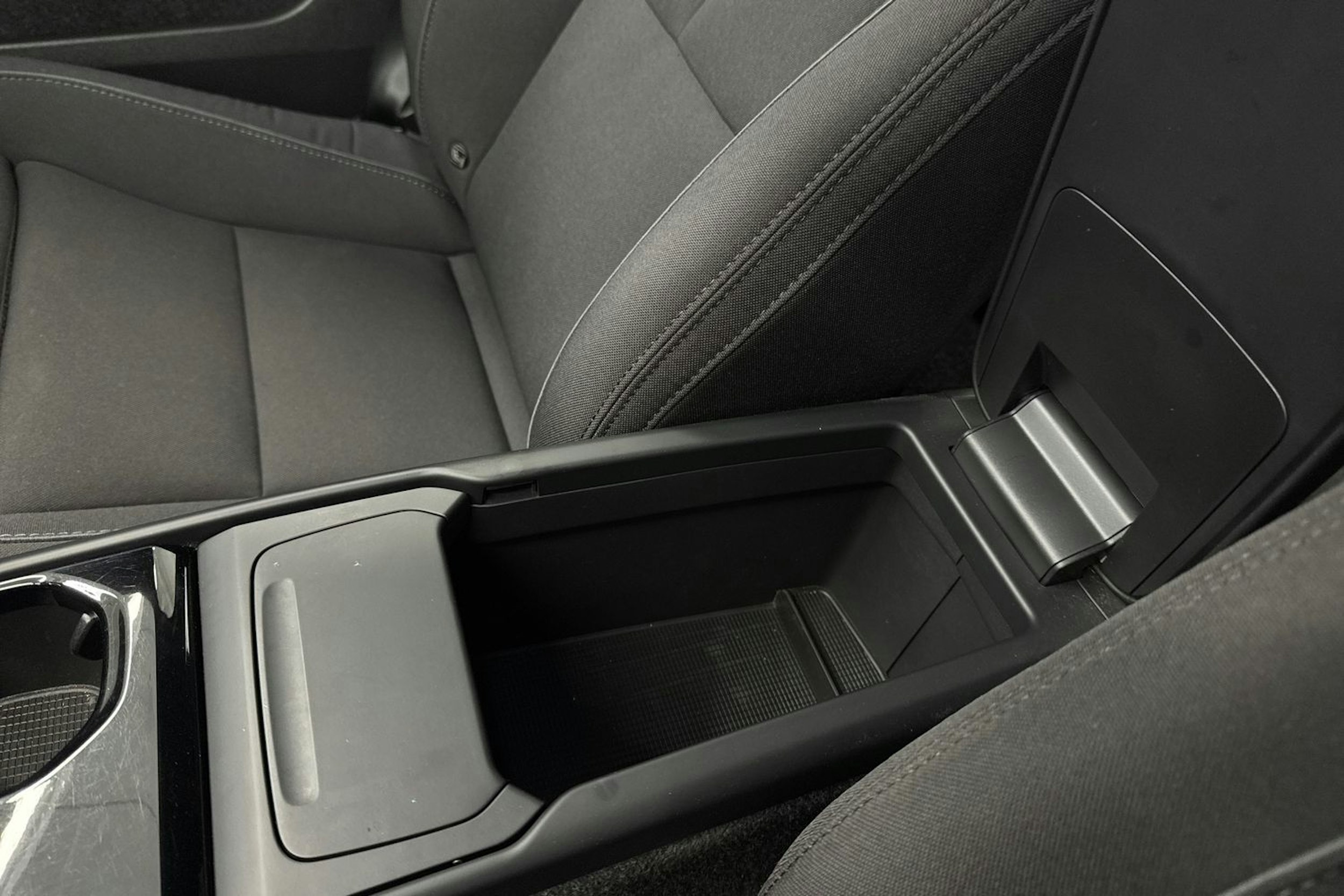 Musta Volvo XC40 2023 kuva 34.
