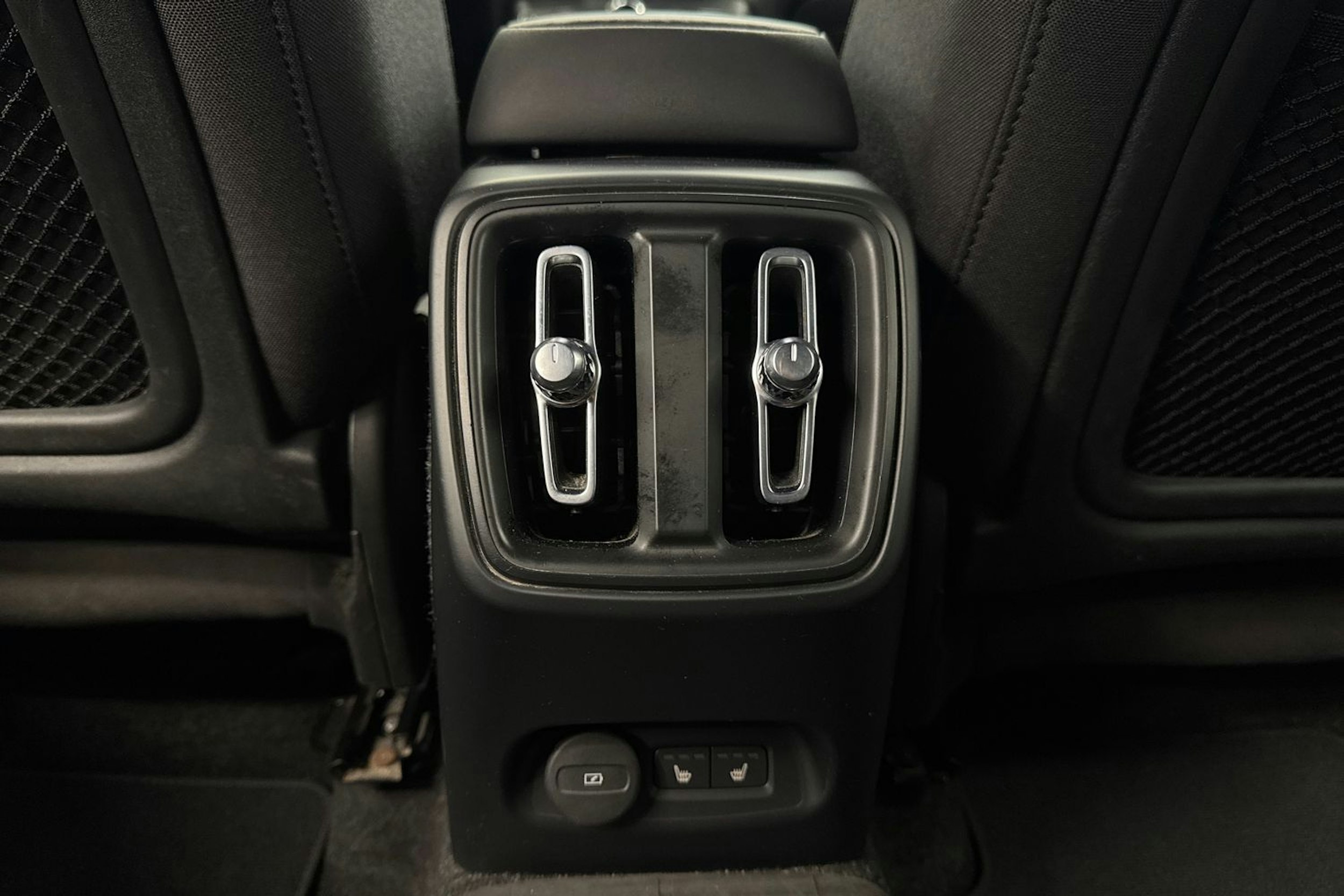 Musta Volvo XC40 2023 kuva 35.