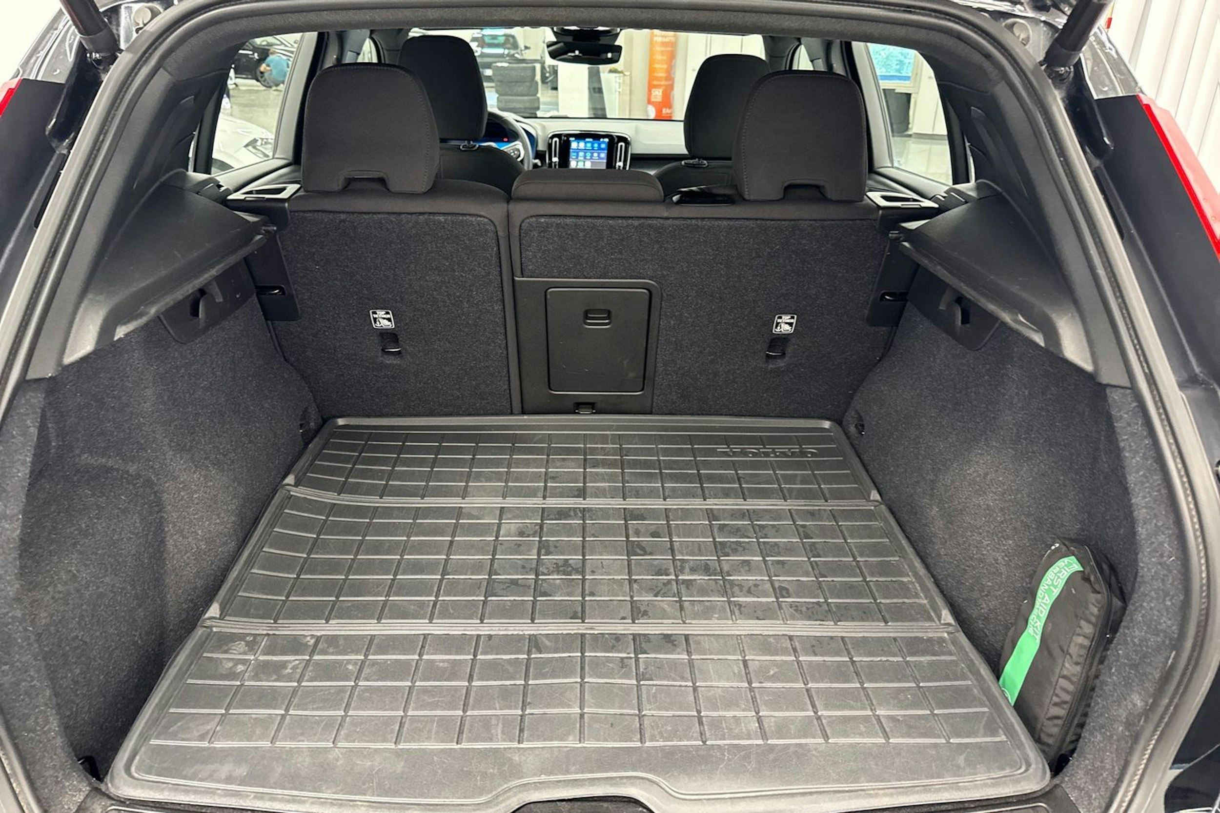 Musta Volvo XC40 2023 kuva 36.