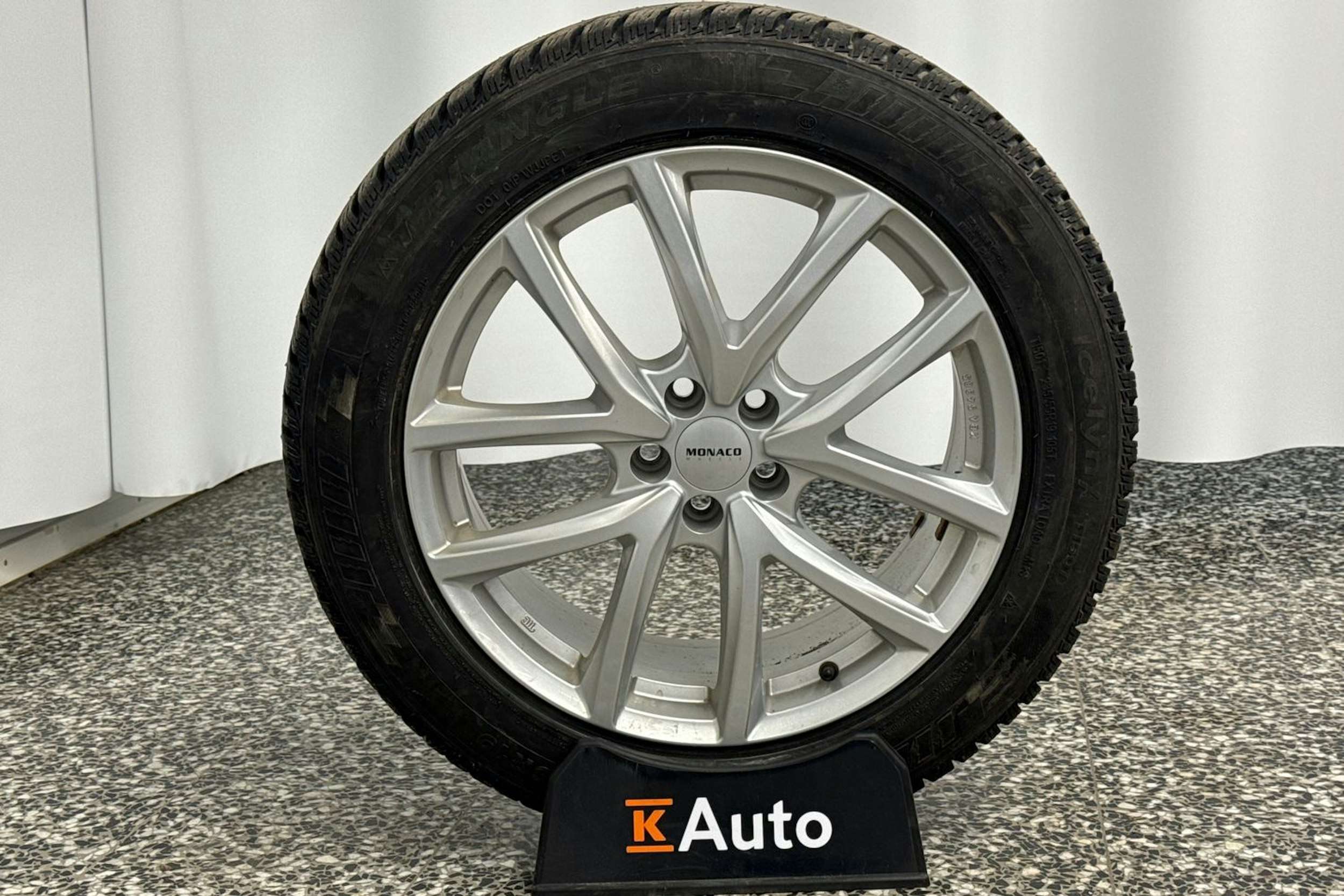 Musta Volvo XC40 2023 kuva 41.