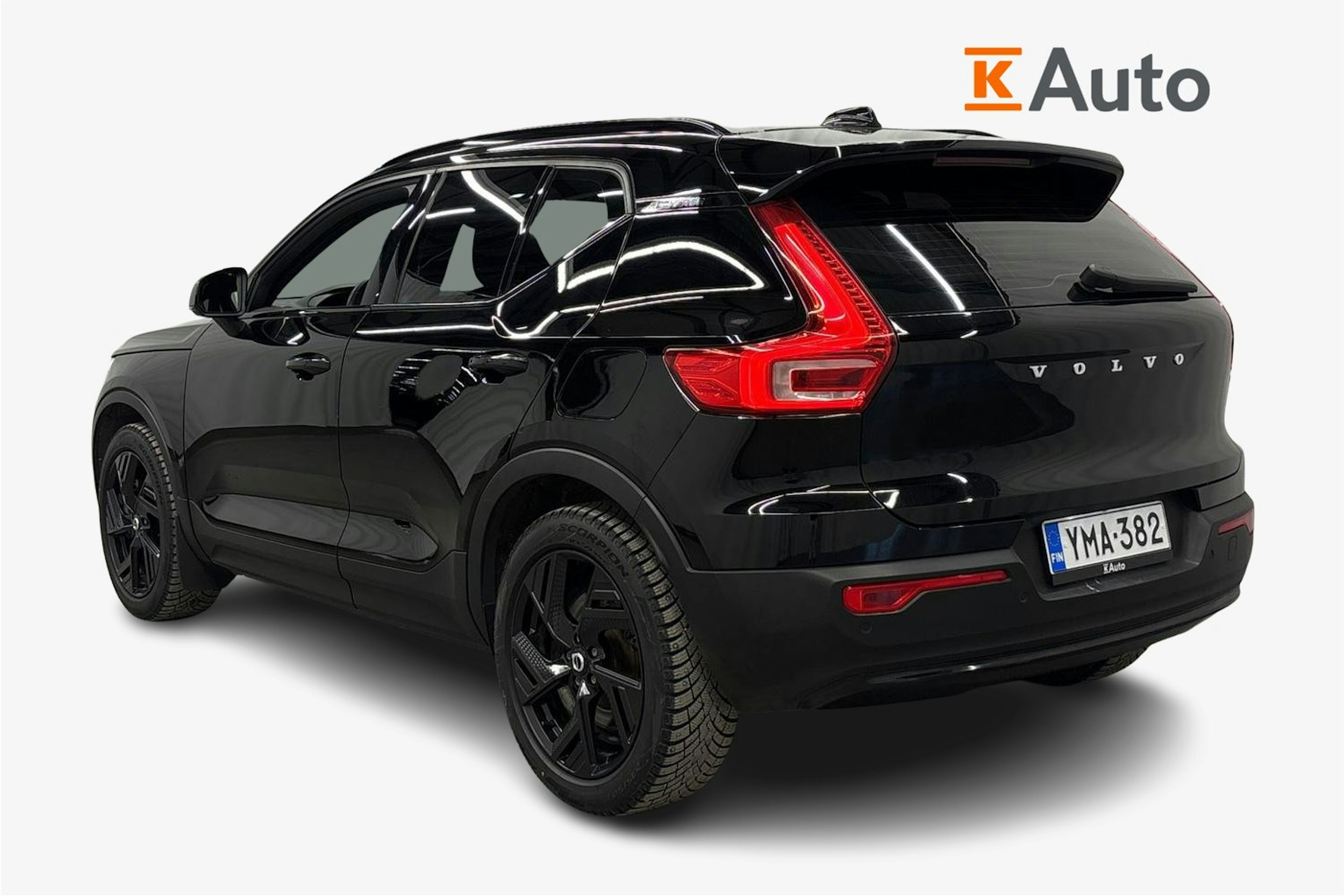 musta Volvo XC40 2023 kuva 2.
