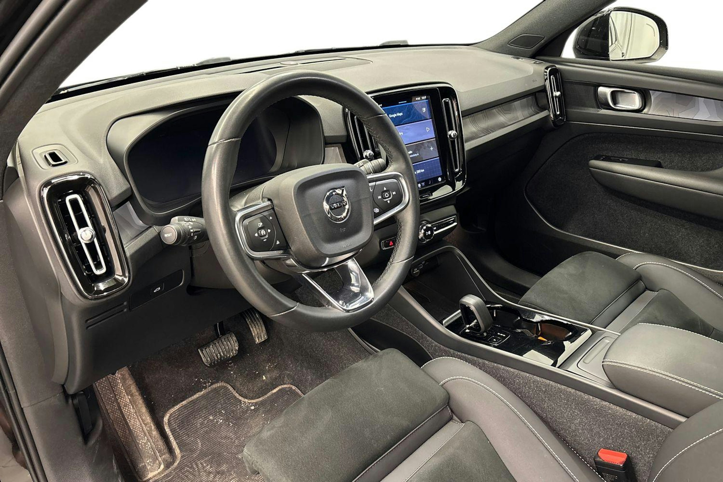 musta Volvo XC40 2023 kuva 7.