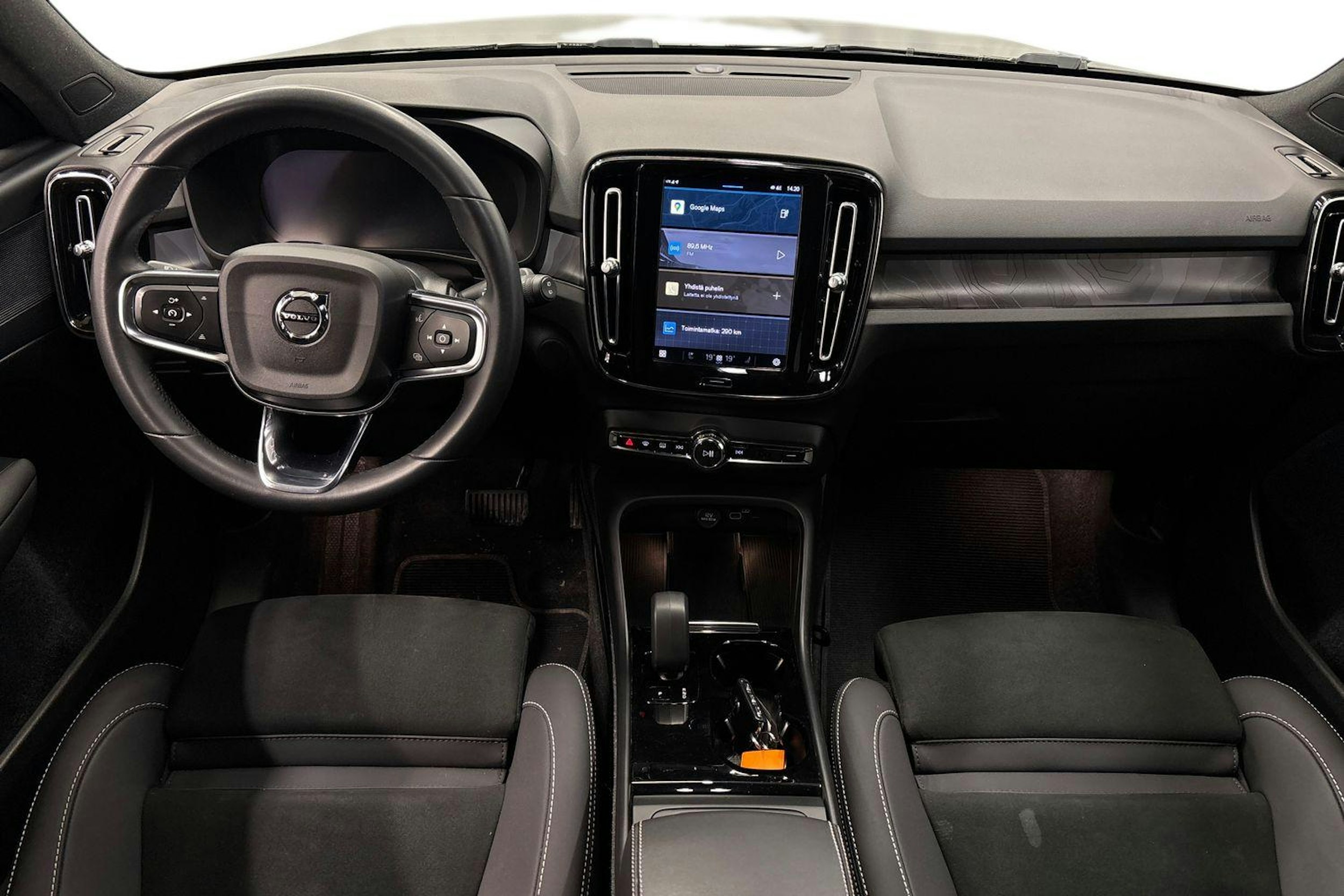 musta Volvo XC40 2023 kuva 9.