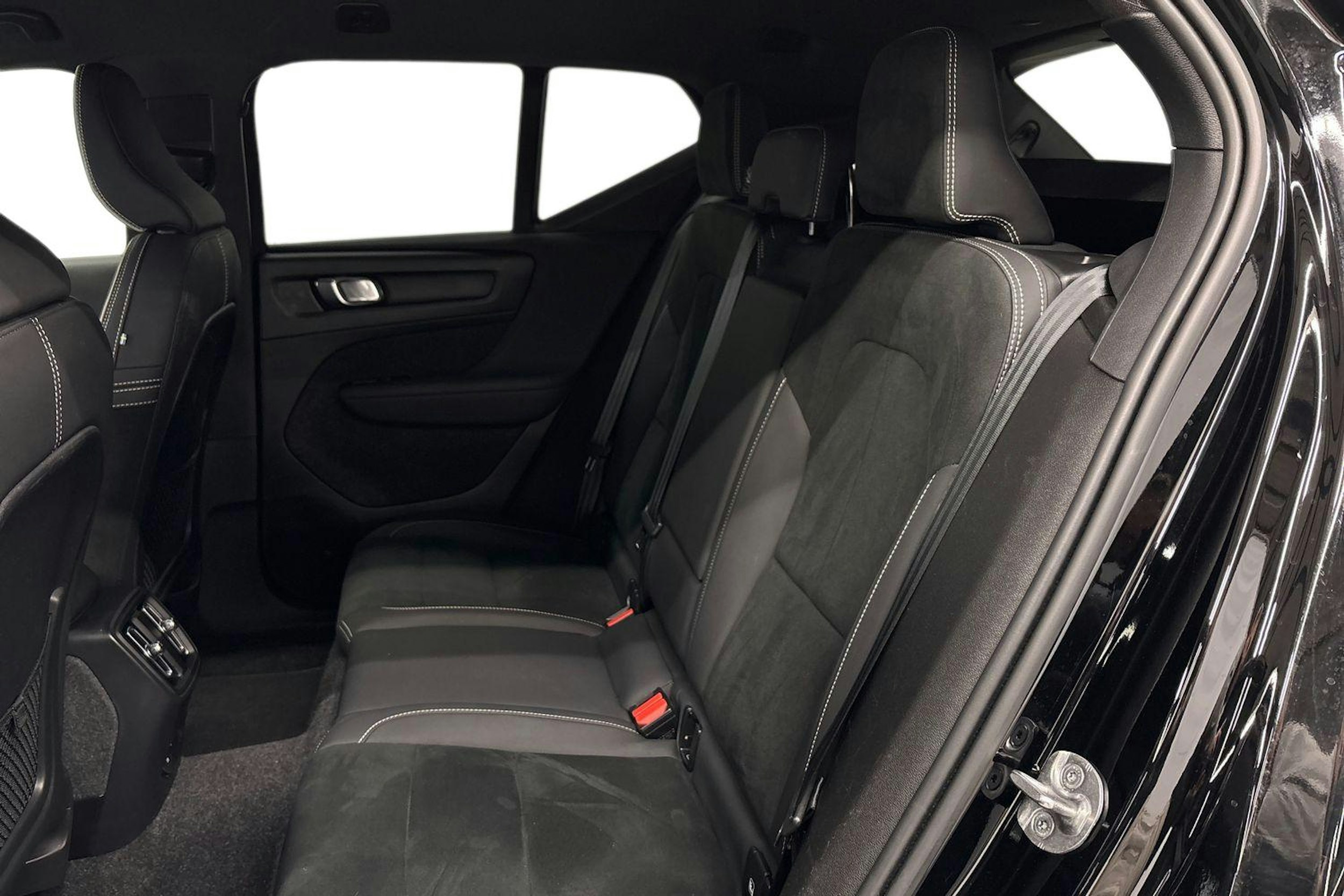 musta Volvo XC40 2023 kuva 10.
