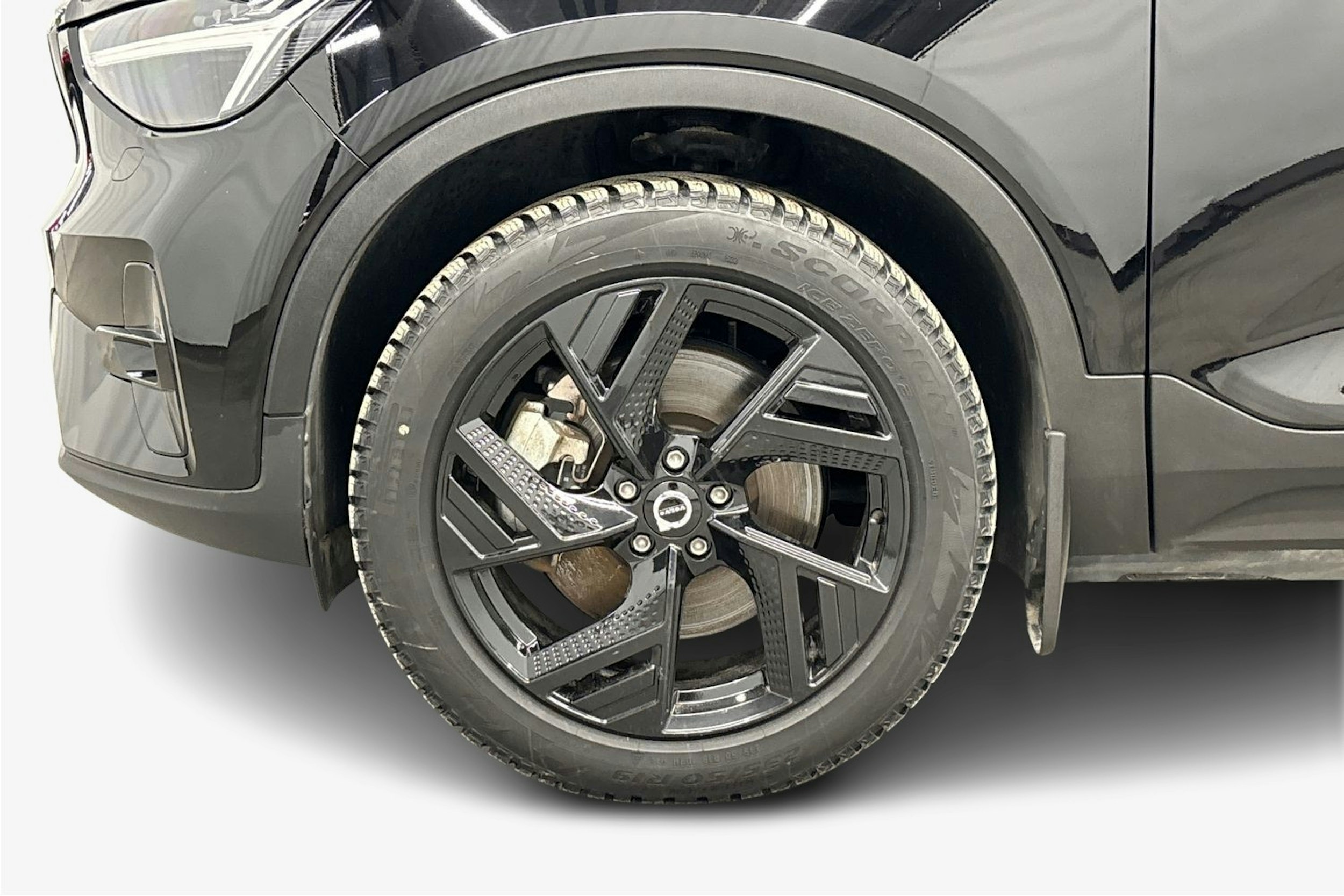 musta Volvo XC40 2023 kuva 11.