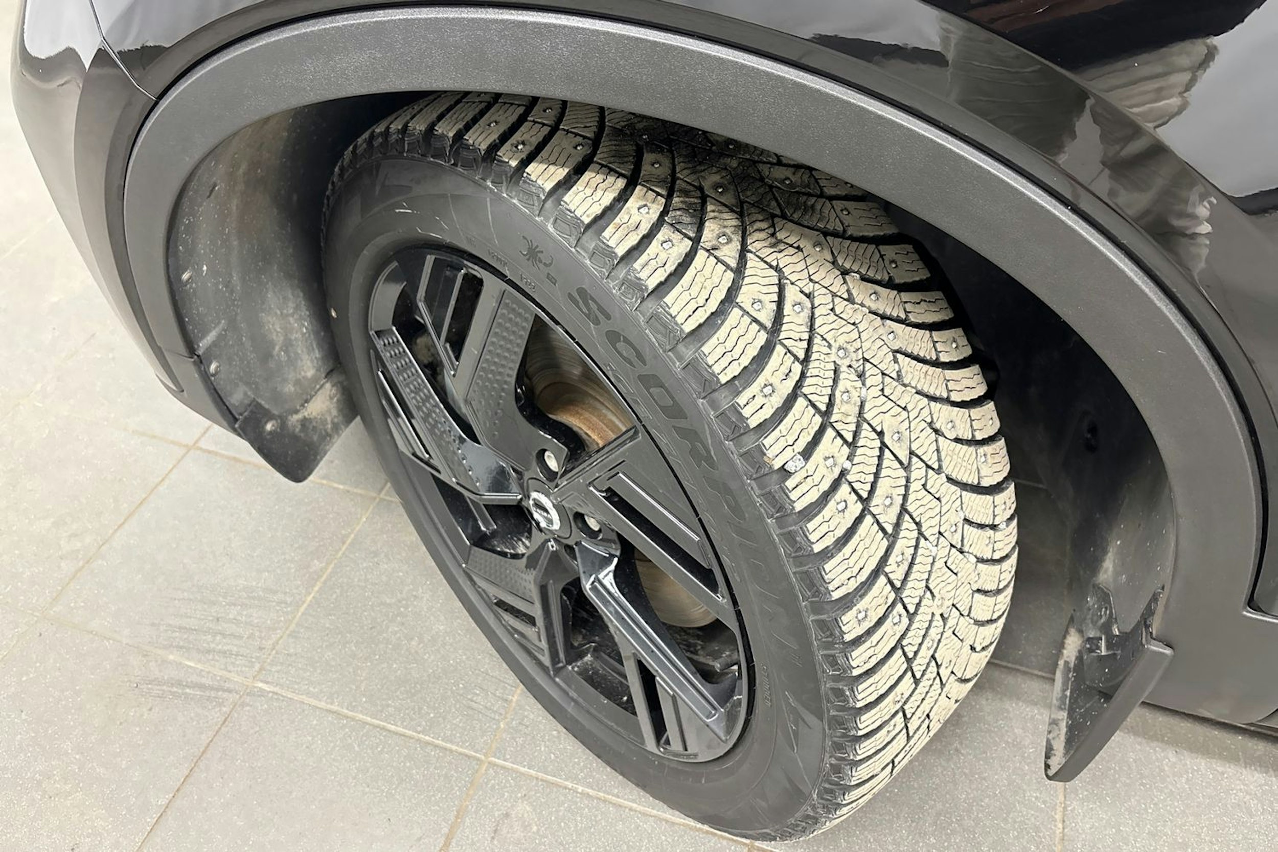 musta Volvo XC40 2023 kuva 13.