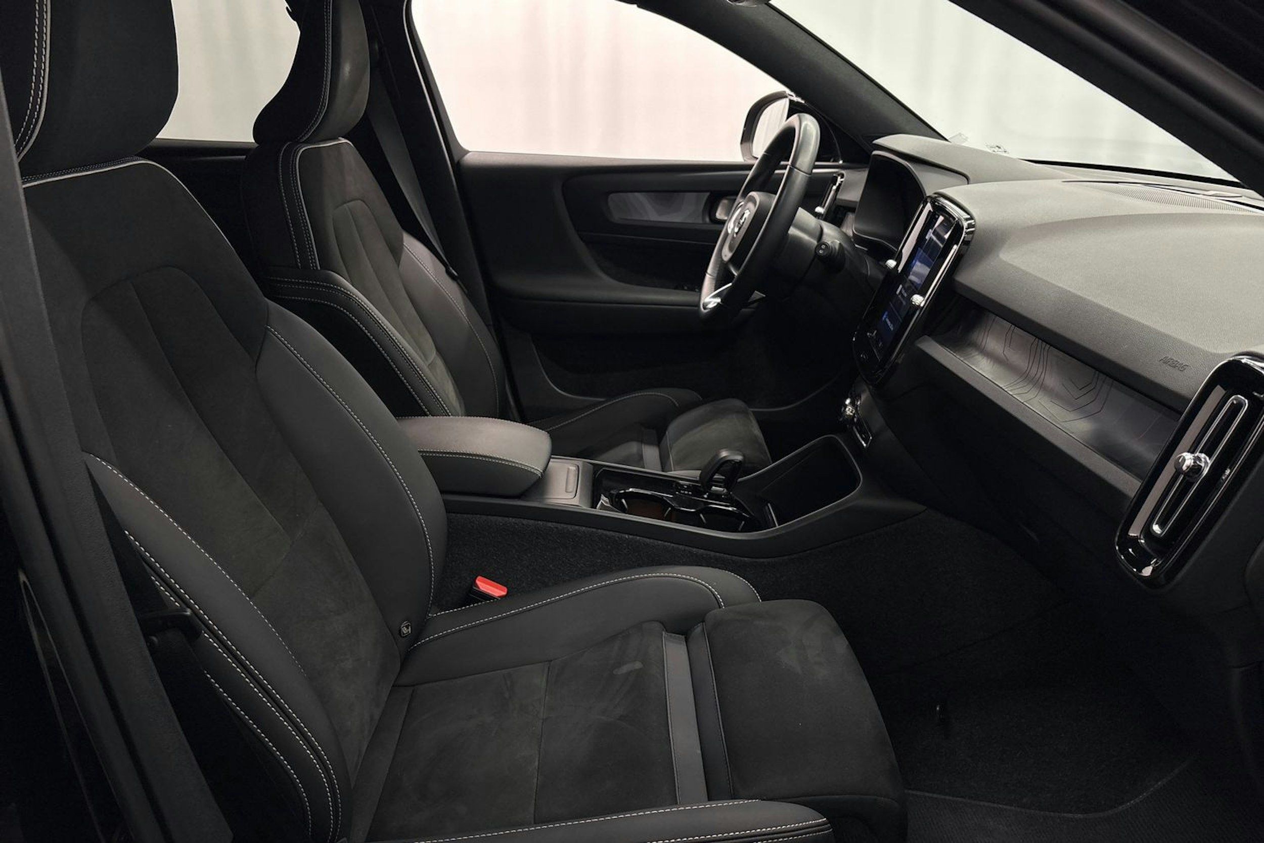 musta Volvo XC40 2023 kuva 14.