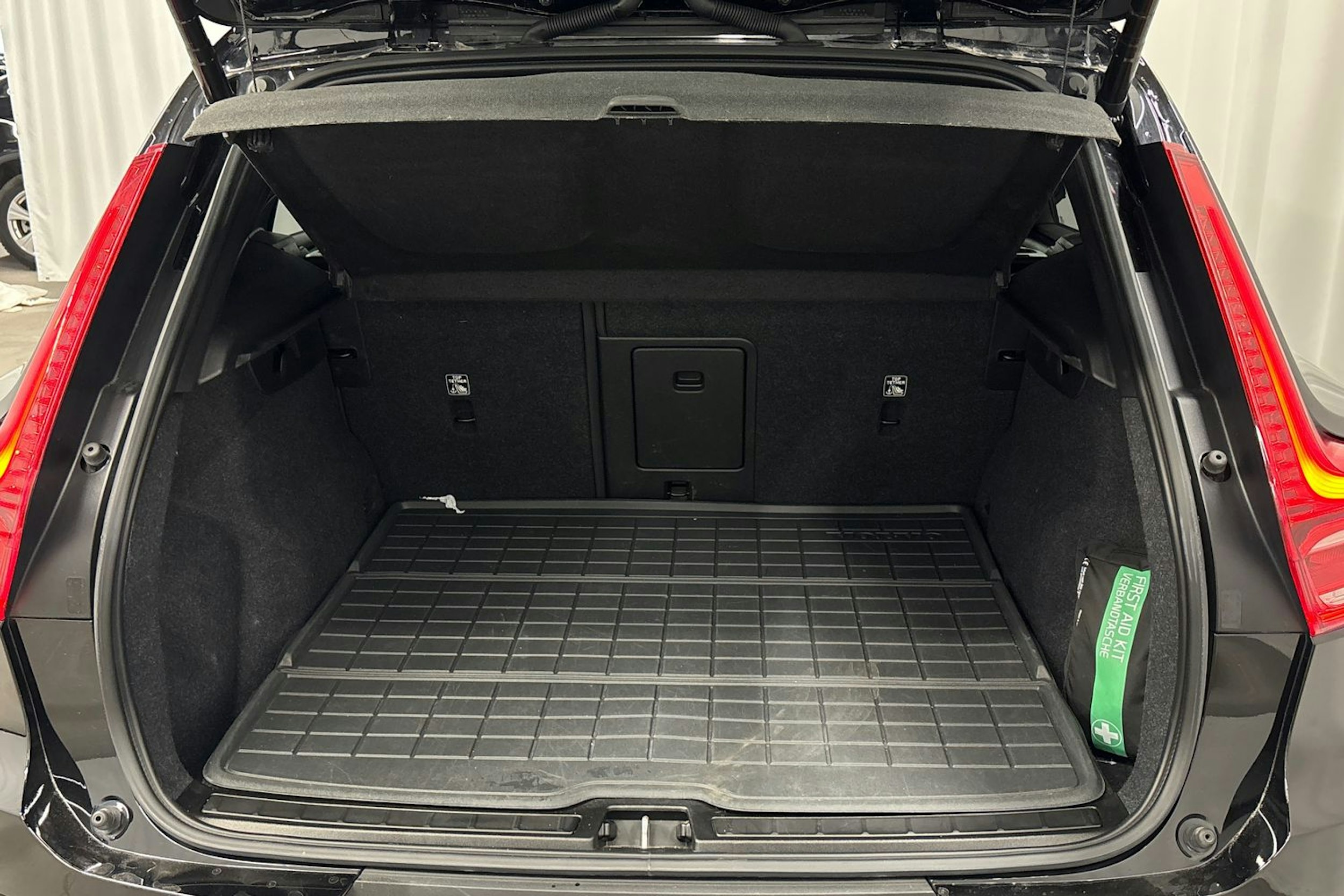 musta Volvo XC40 2023 kuva 15.
