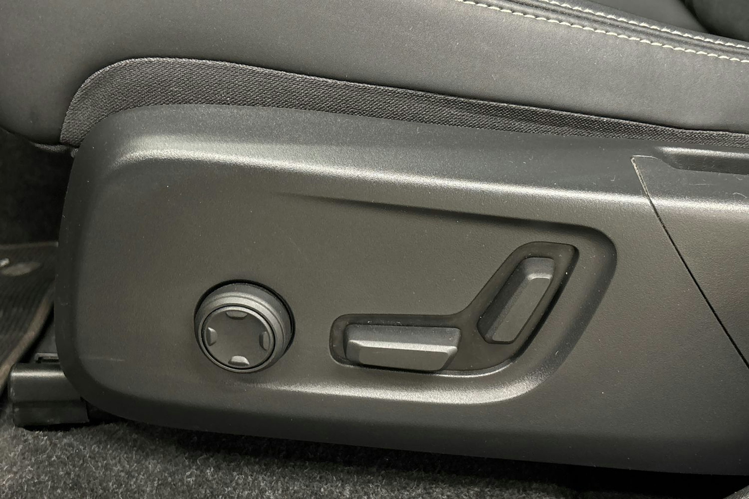 musta Volvo XC40 2023 kuva 17.