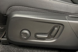 musta Volvo XC40 2023 kuva 17.