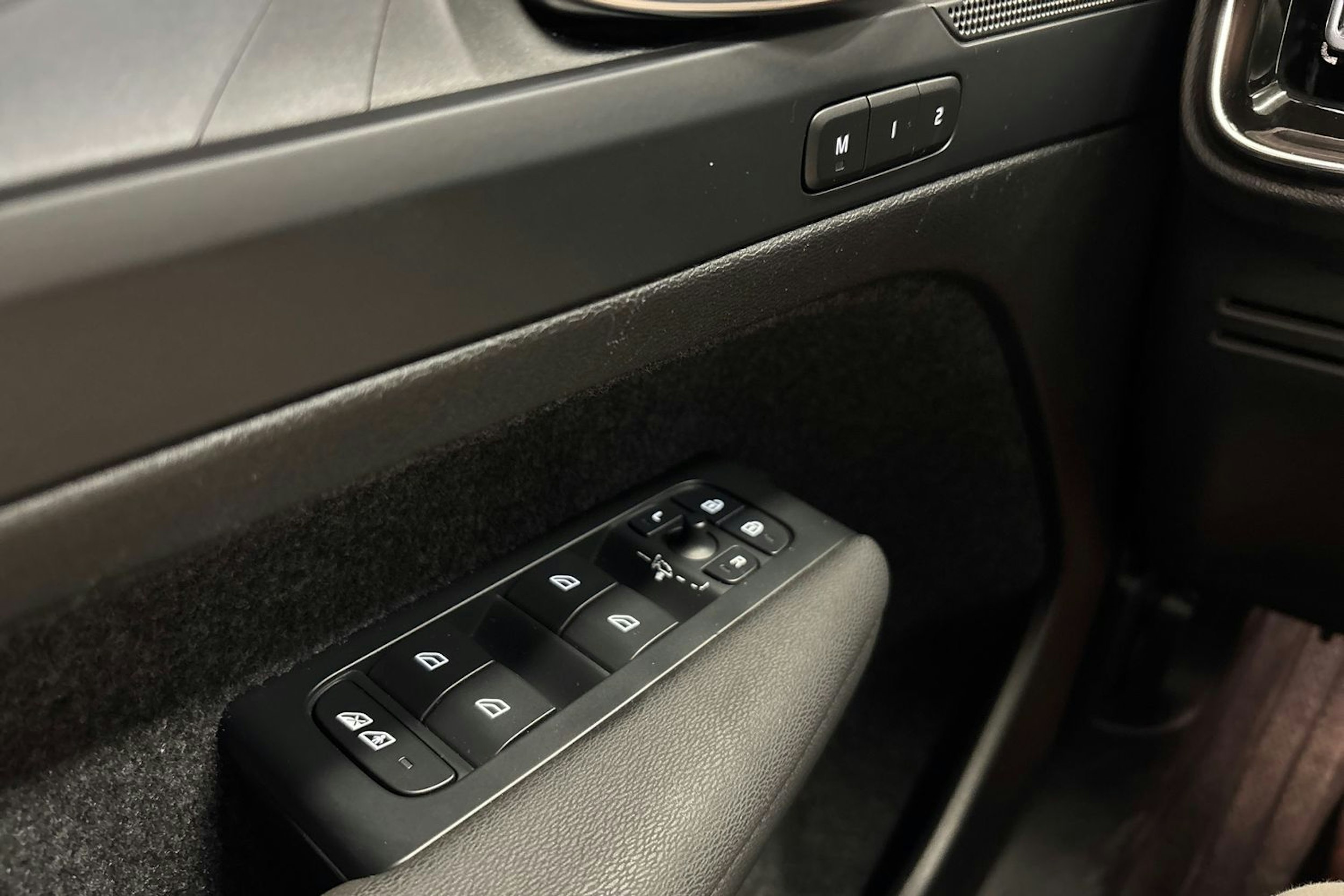 musta Volvo XC40 2023 kuva 18.