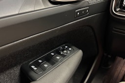 musta Volvo XC40 2023 kuva 18.