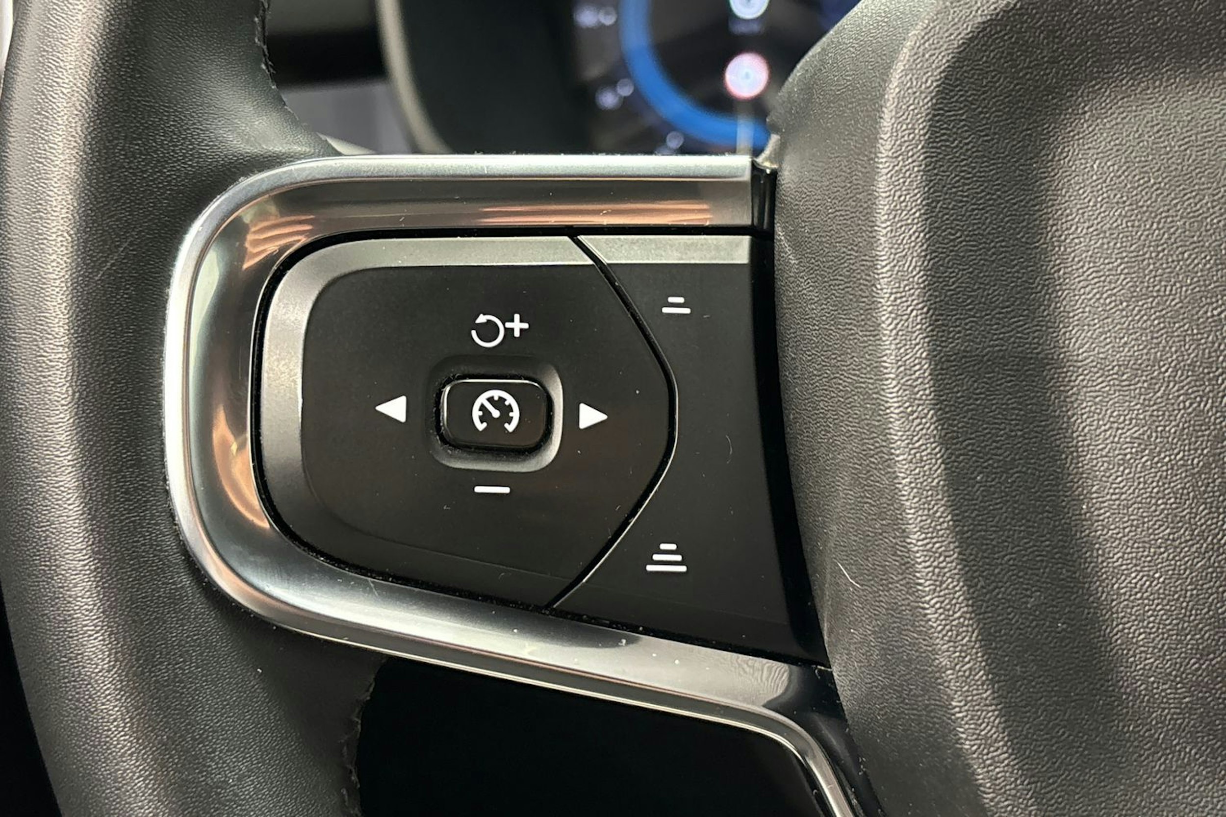 musta Volvo XC40 2023 kuva 20.