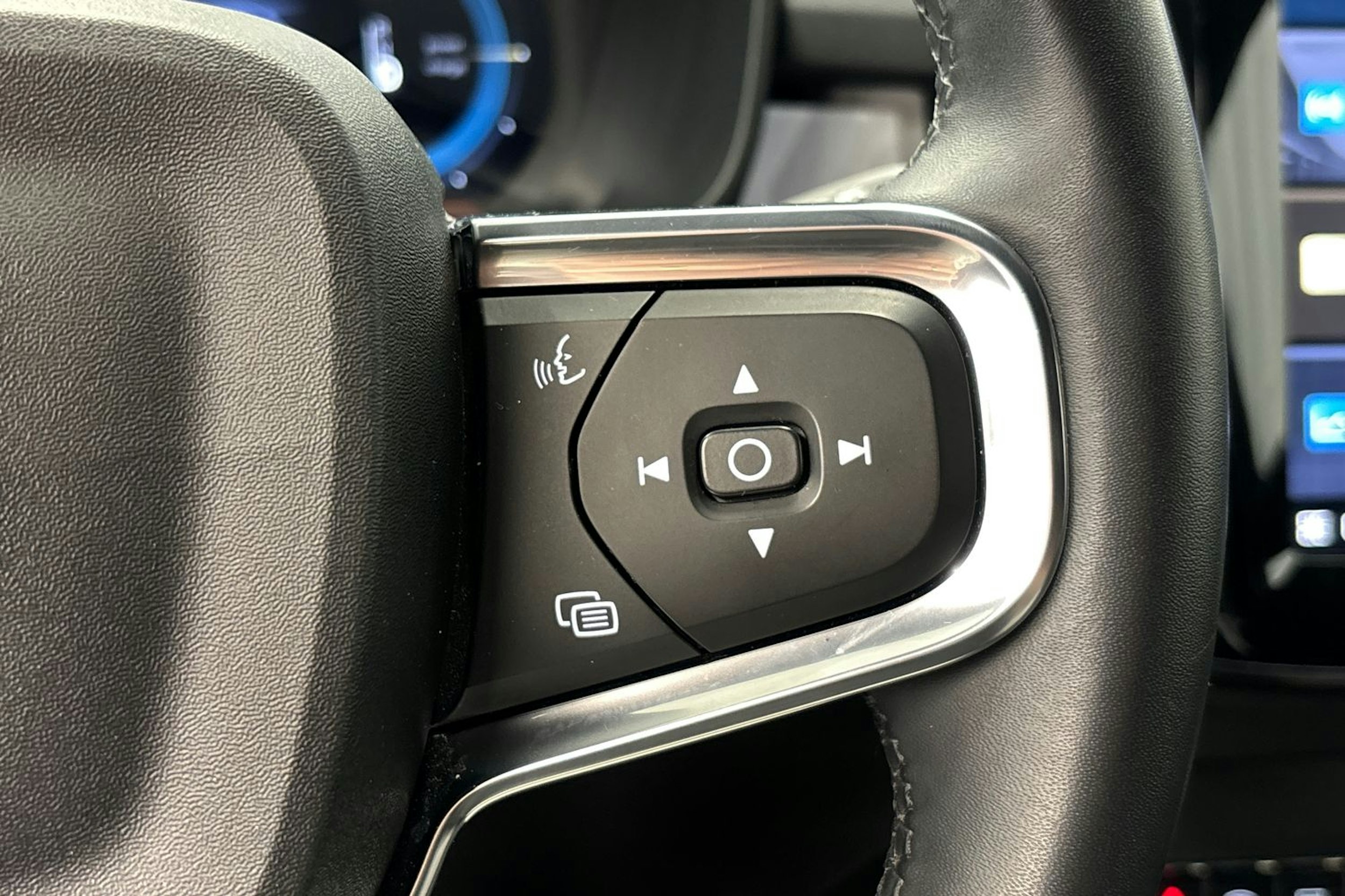 musta Volvo XC40 2023 kuva 21.