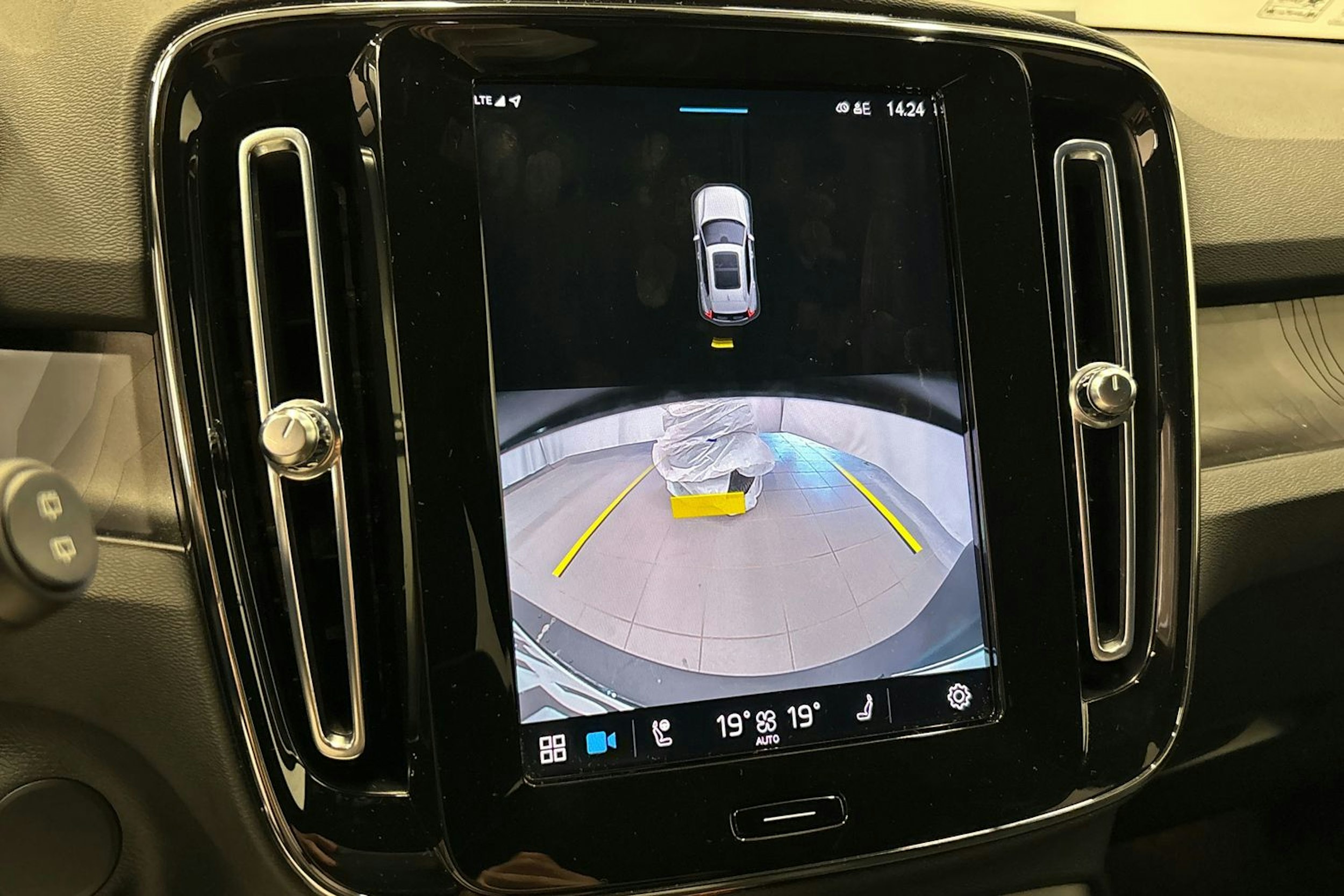 musta Volvo XC40 2023 kuva 22.