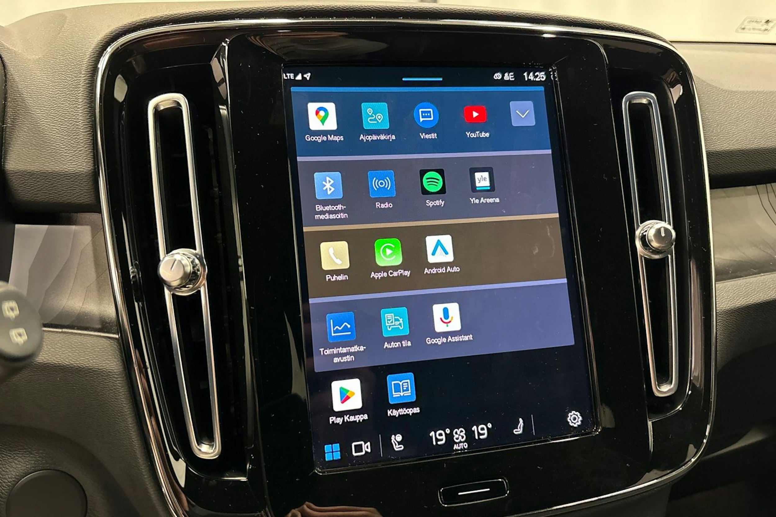 musta Volvo XC40 2023 kuva 23.