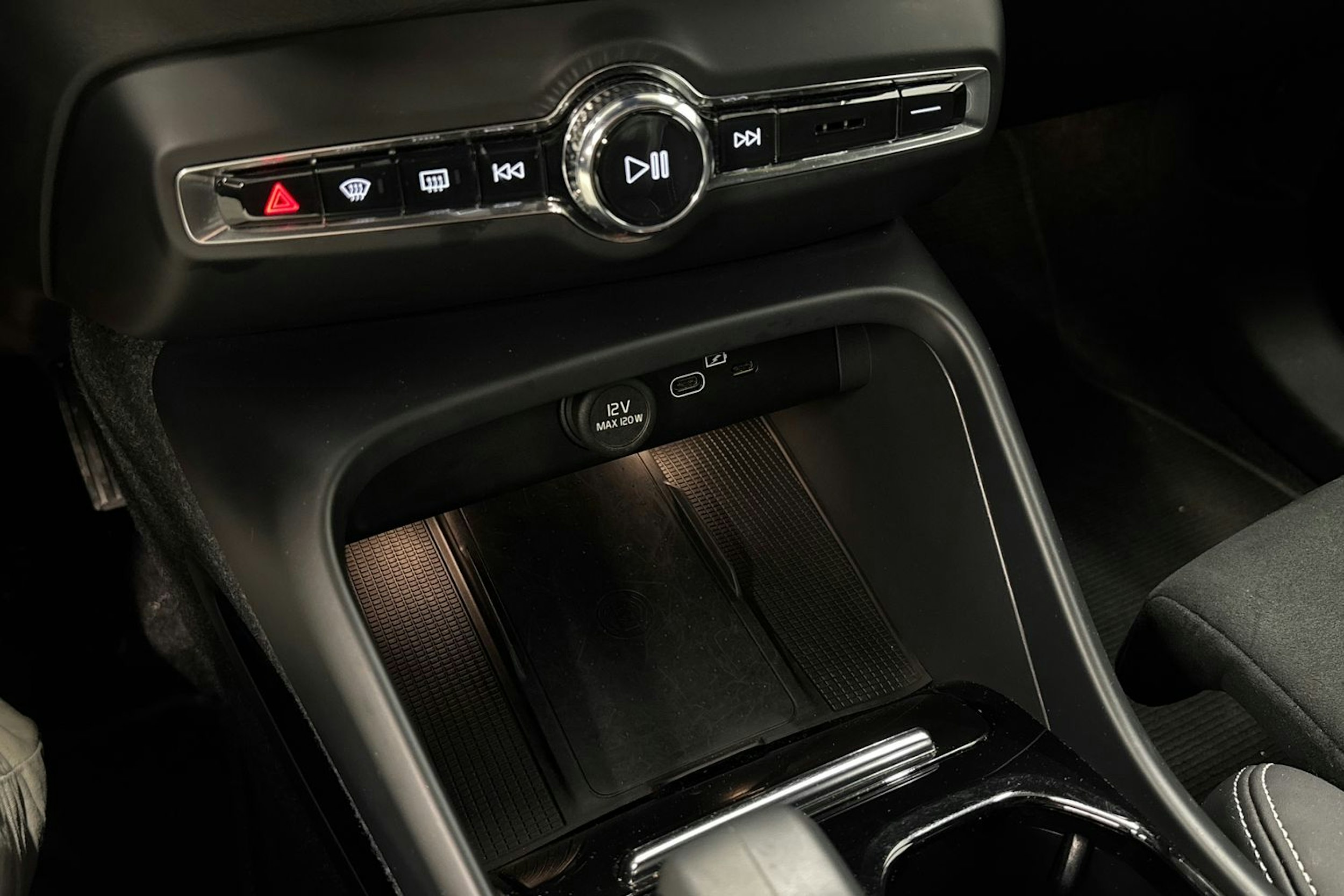 musta Volvo XC40 2023 kuva 24.