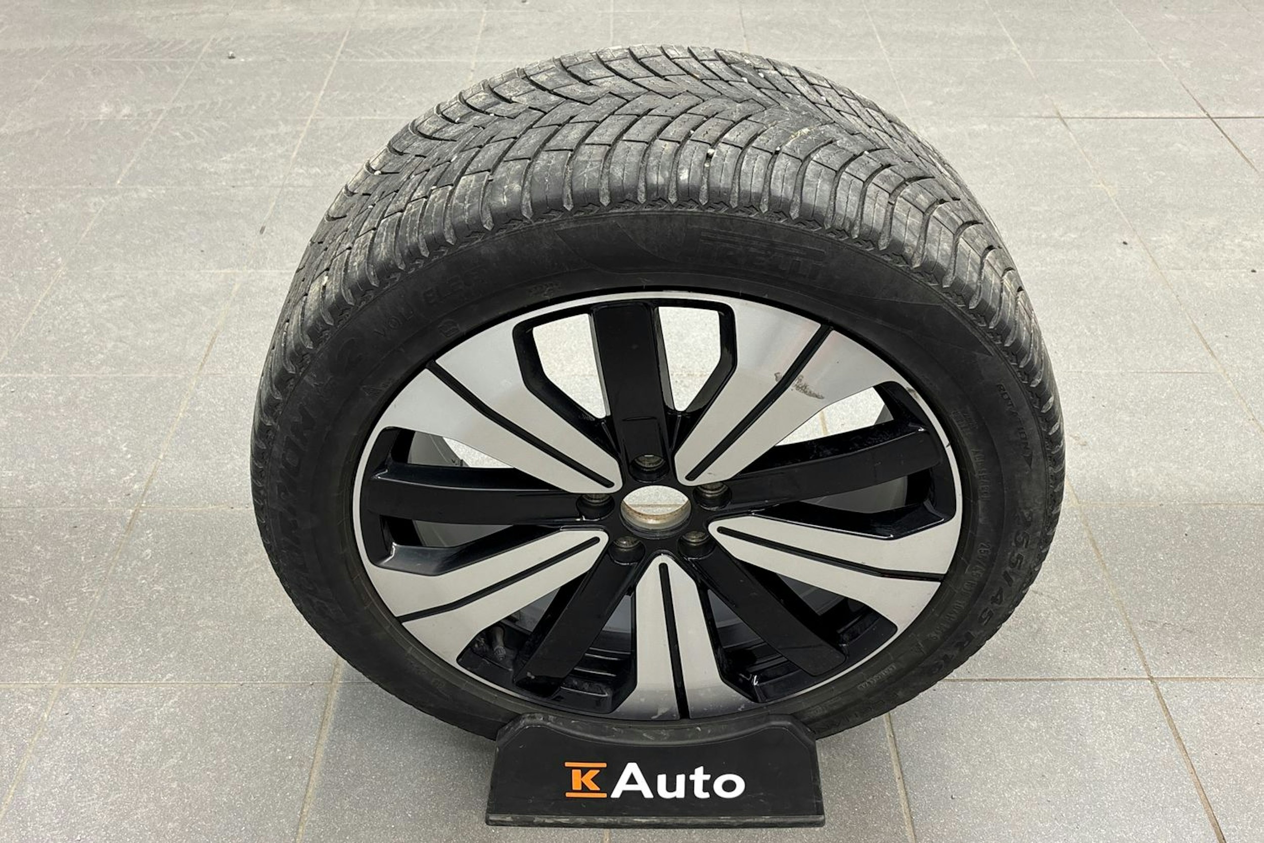 musta Volvo XC40 2023 kuva 25.