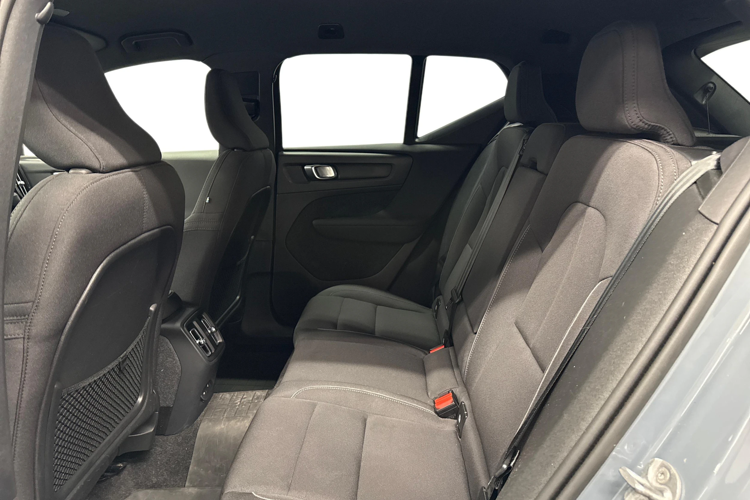 harmaa Volvo XC40 2023 kuva 8.