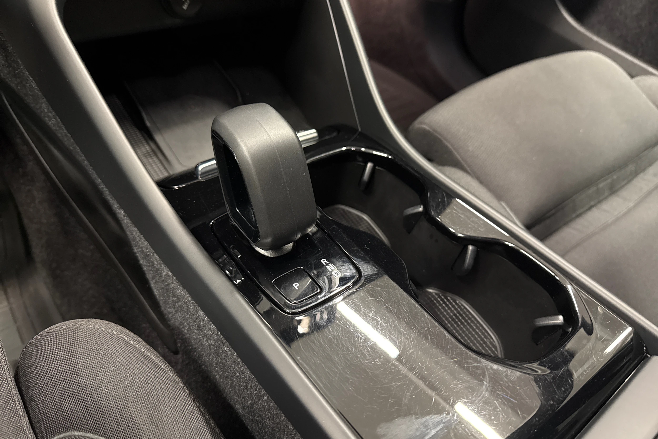harmaa Volvo XC40 2023 kuva 21.