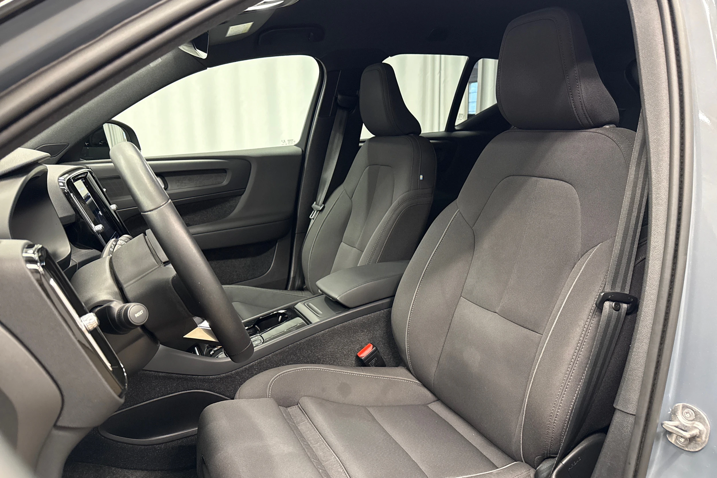 harmaa Volvo XC40 2023 kuva 22.
