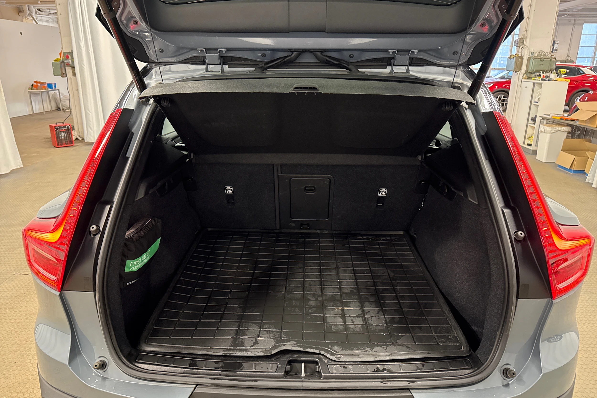 harmaa Volvo XC40 2023 kuva 25.