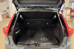 harmaa Volvo XC40 2023 kuva 25.