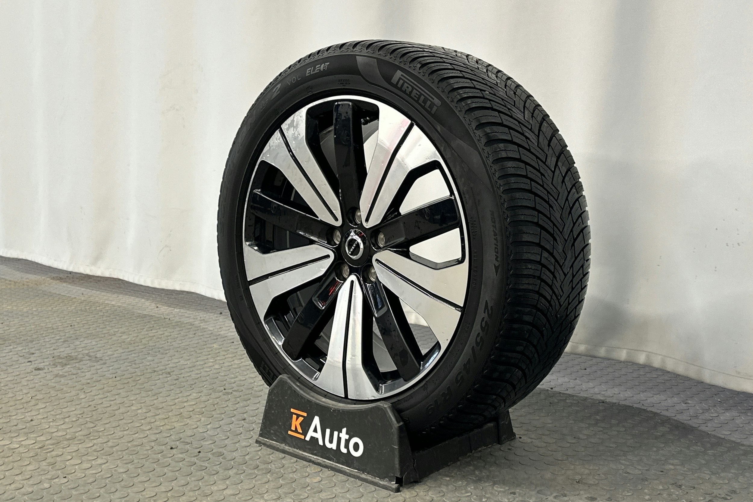 musta Volvo XC40 2023 kuva 13.