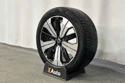 musta Volvo XC40 2023 kuva 13.