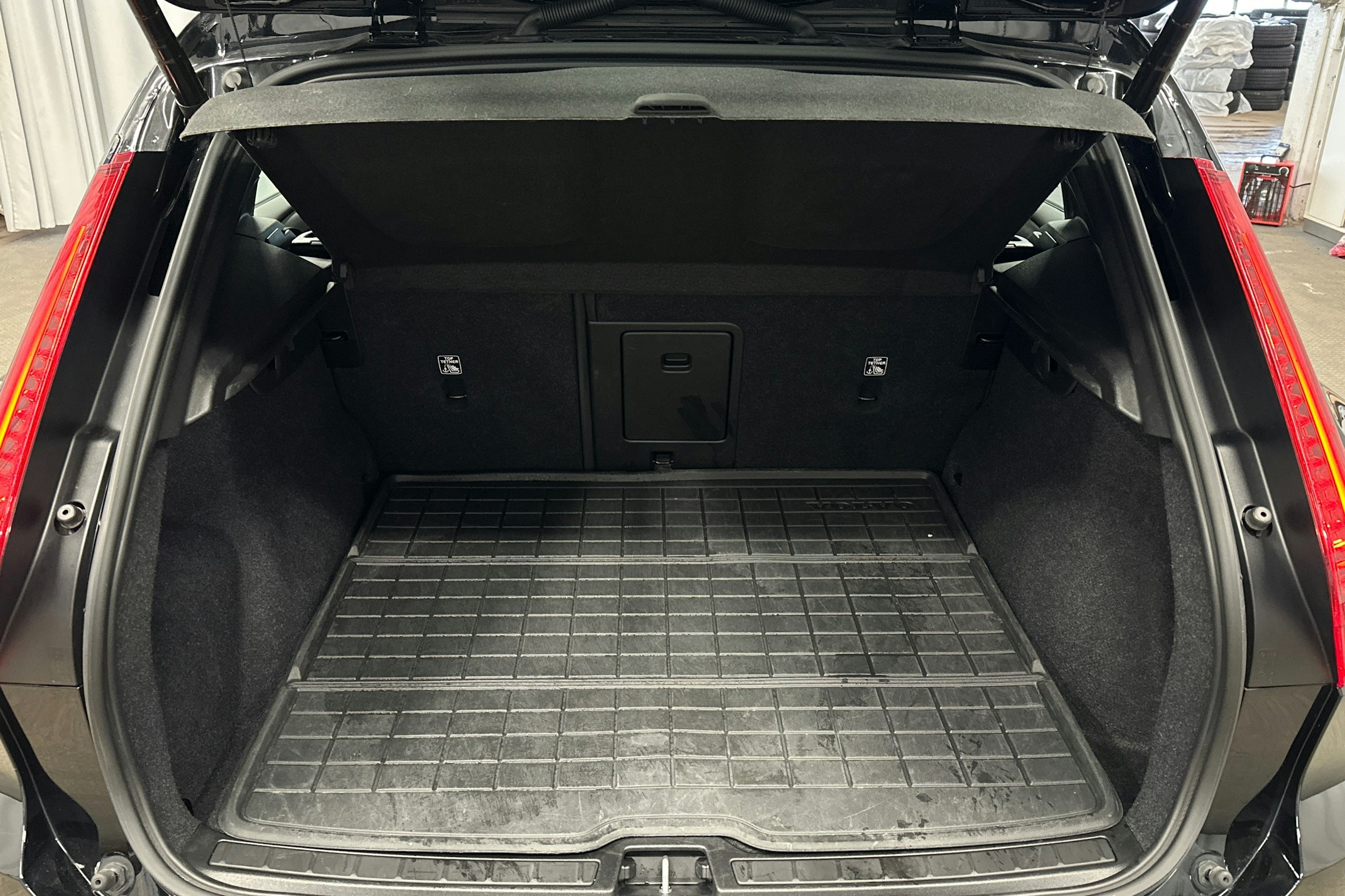 musta Volvo XC40 2023 kuva 14.