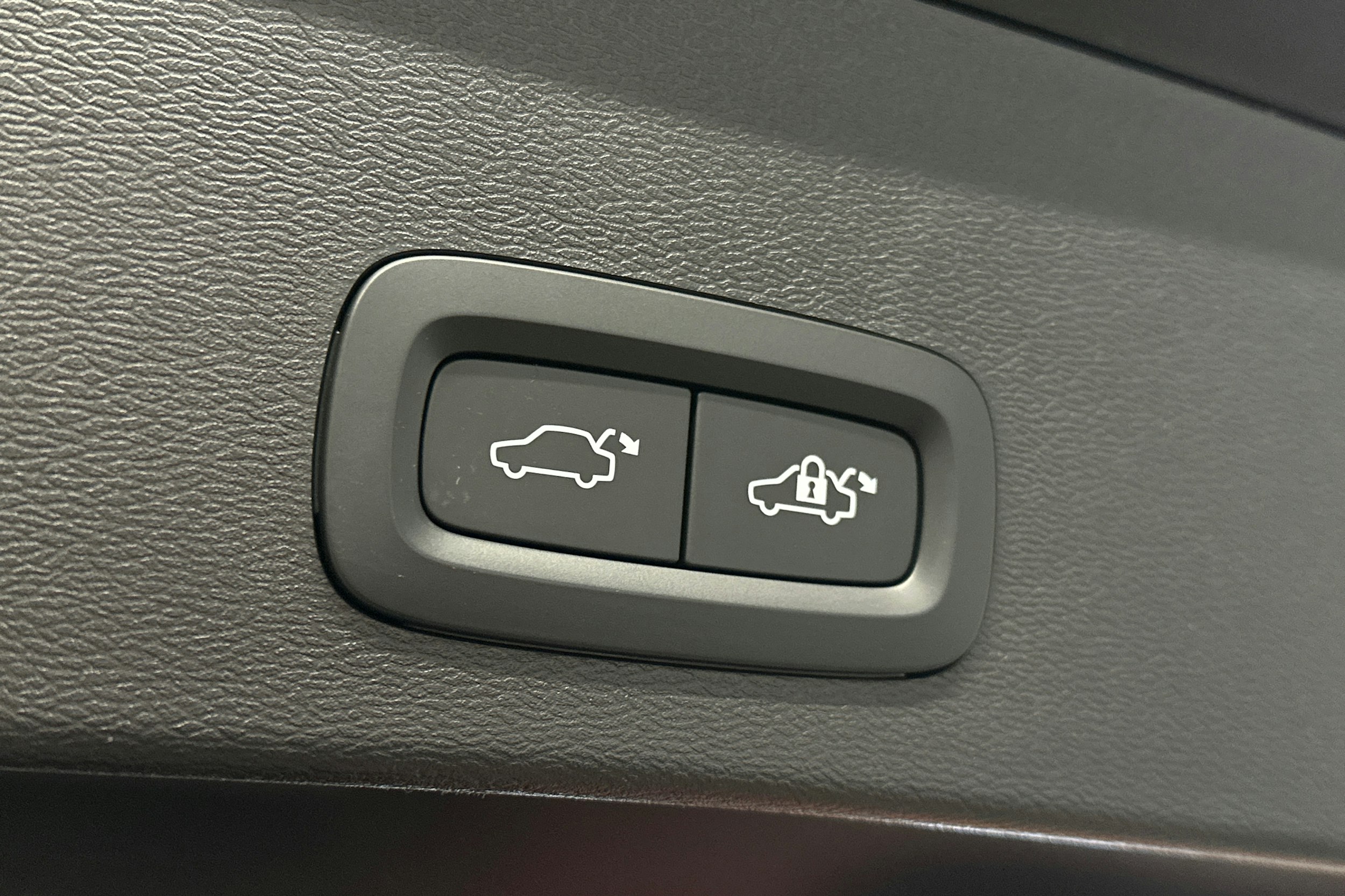 musta Volvo XC40 2023 kuva 15.