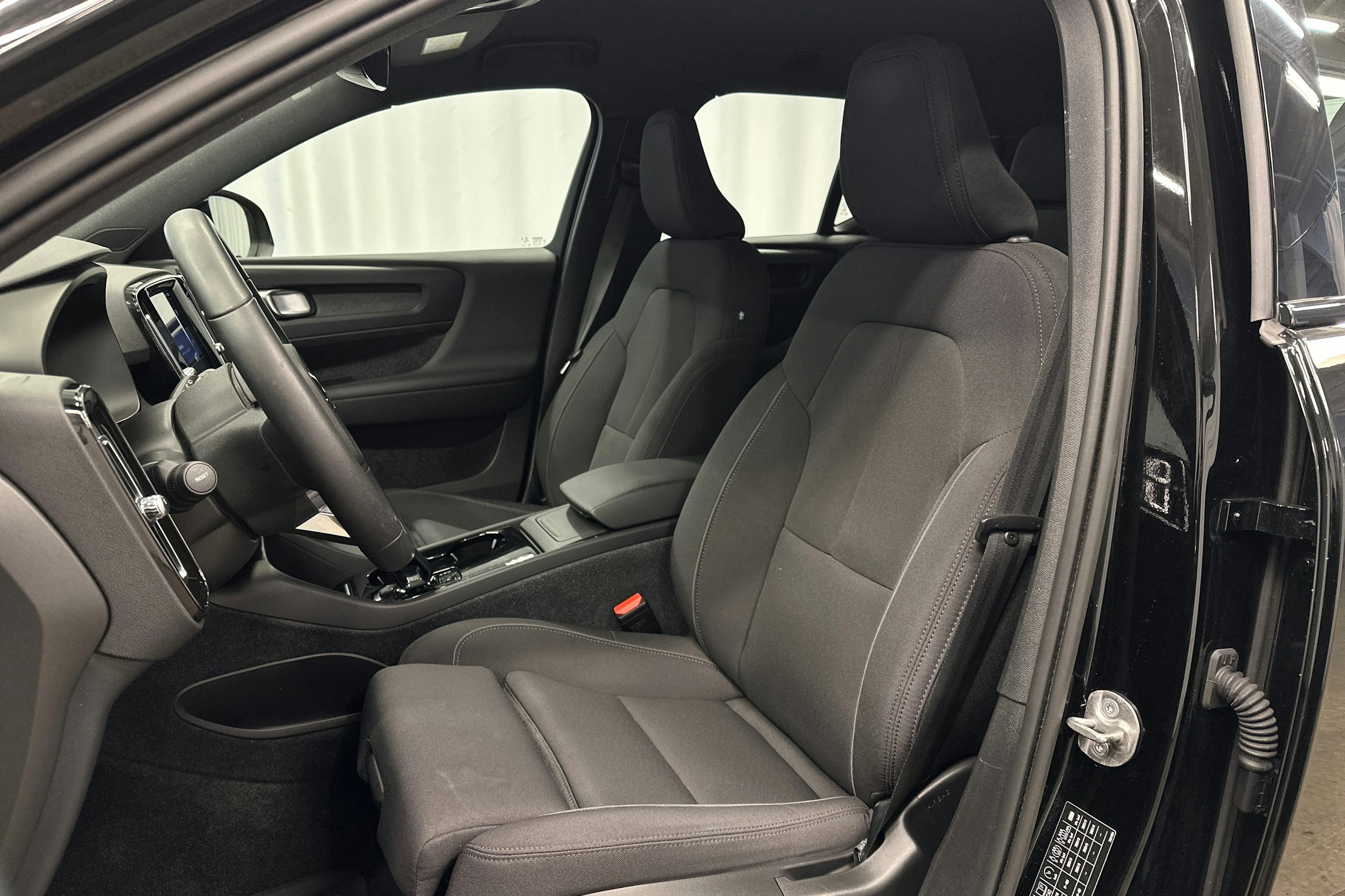 musta Volvo XC40 2023 kuva 17.