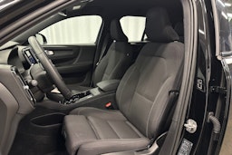musta Volvo XC40 2023 kuva 17.