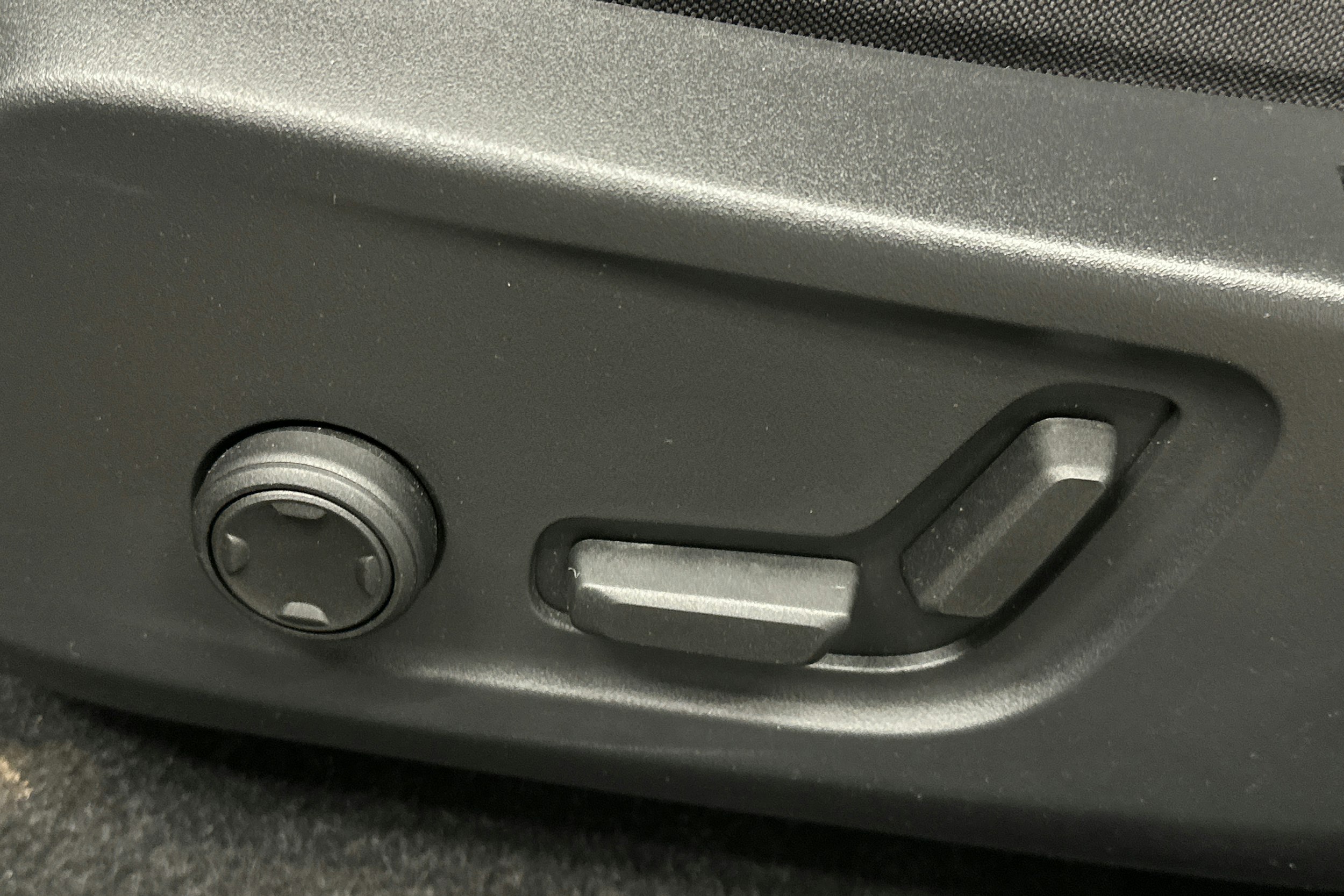 musta Volvo XC40 2023 kuva 18.