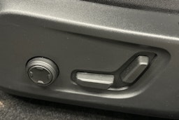 musta Volvo XC40 2023 kuva 18.