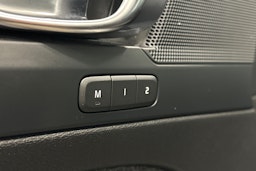 musta Volvo XC40 2023 kuva 19.