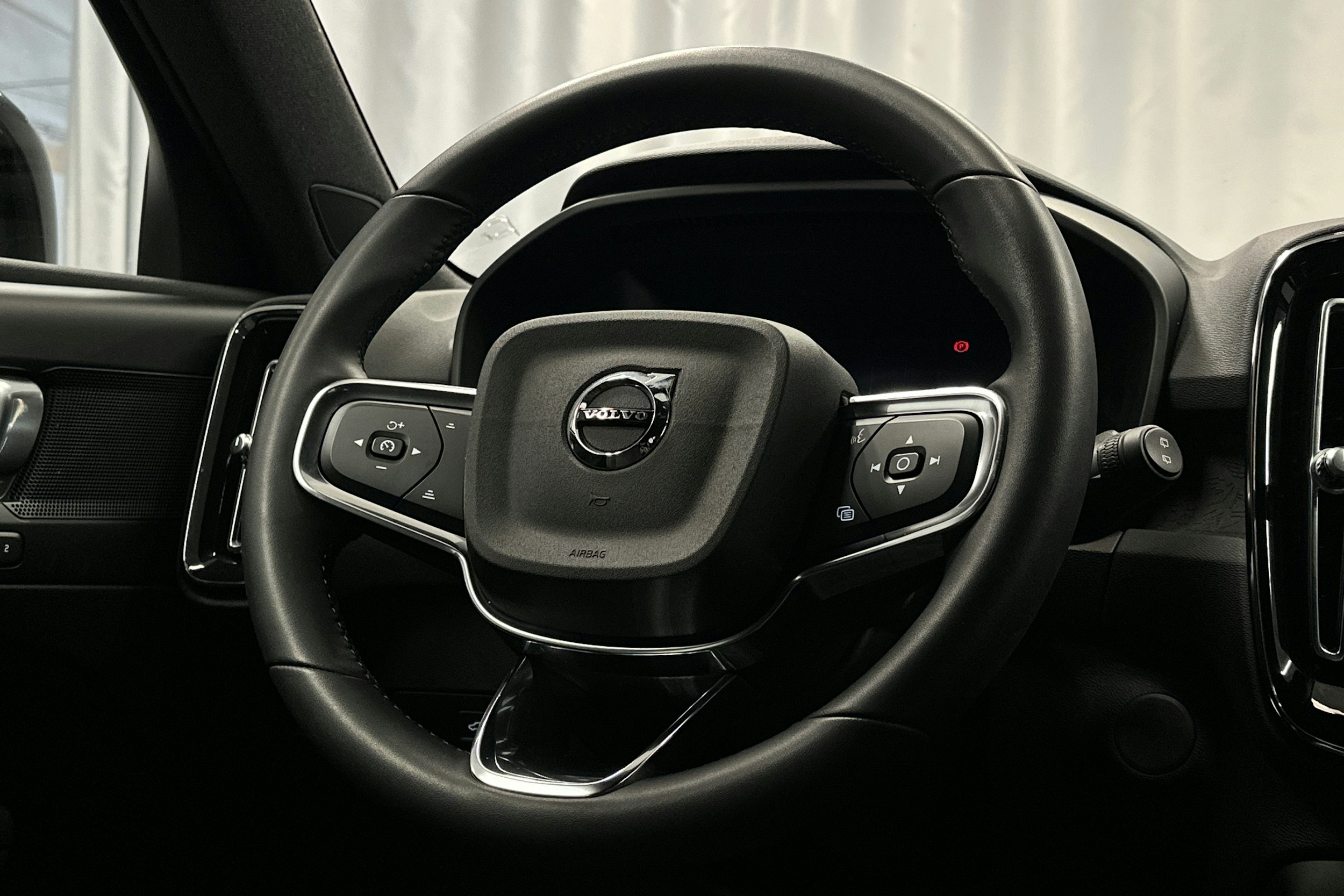 musta Volvo XC40 2023 kuva 20.