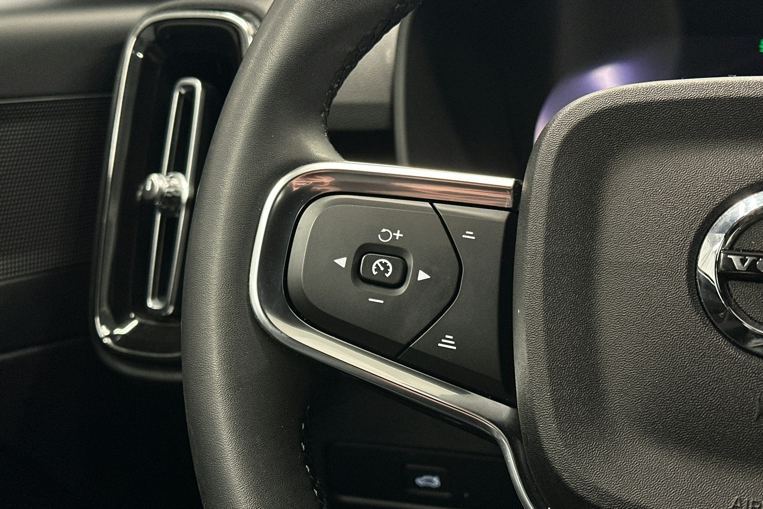 musta Volvo XC40 2023 kuva 21.