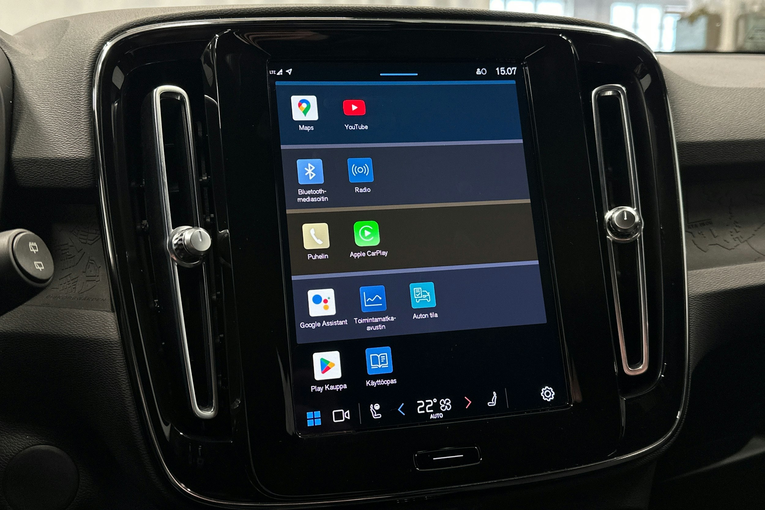 musta Volvo XC40 2023 kuva 24.