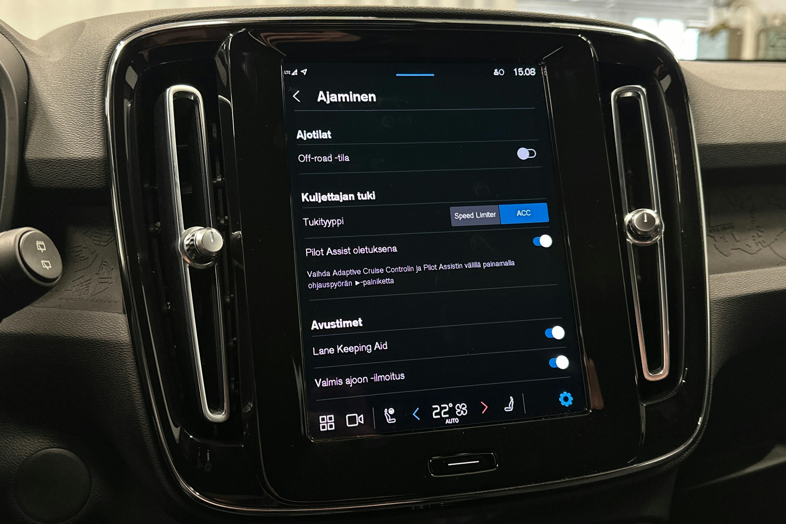 musta Volvo XC40 2023 kuva 25.