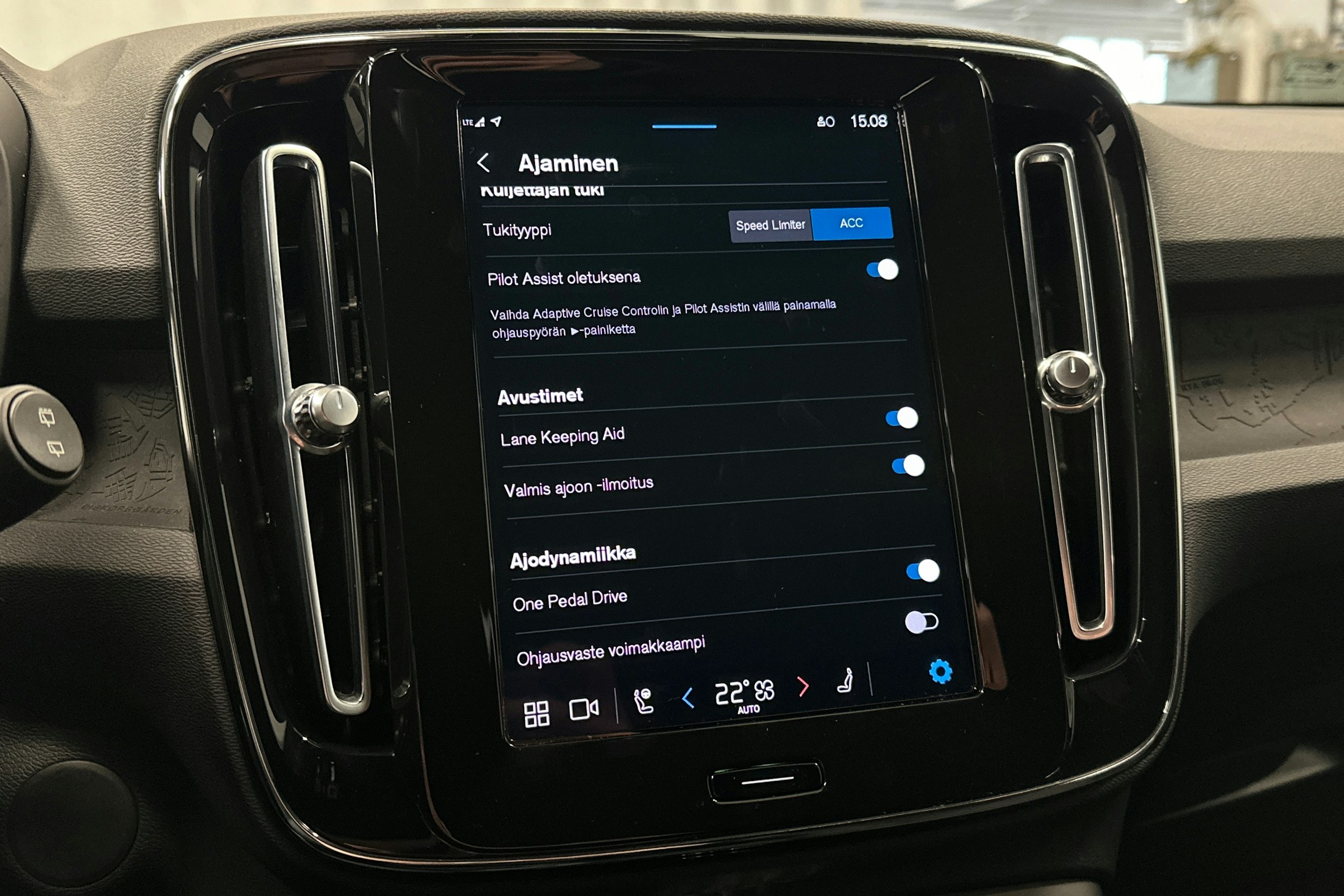 musta Volvo XC40 2023 kuva 26.