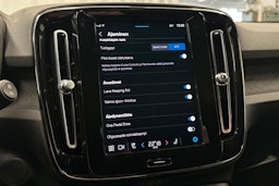 musta Volvo XC40 2023 kuva 26.