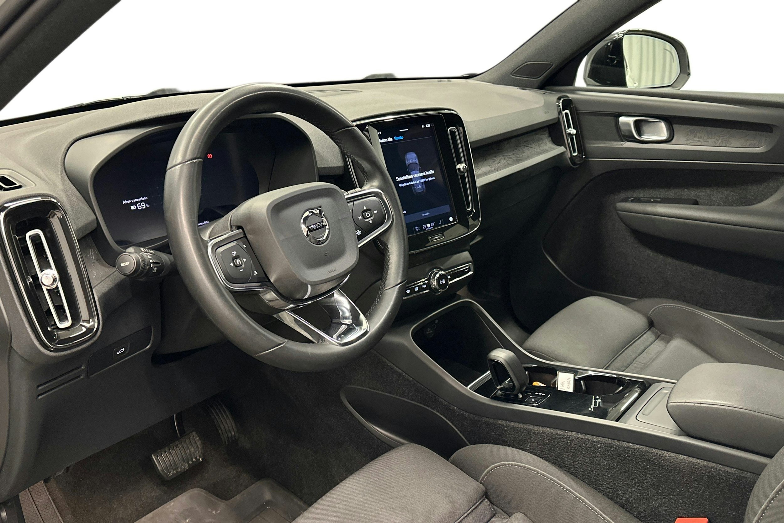 valkoinen Volvo XC40 2023 kuva 7.