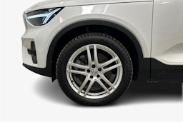 valkoinen Volvo XC40 2023 kuva 11.