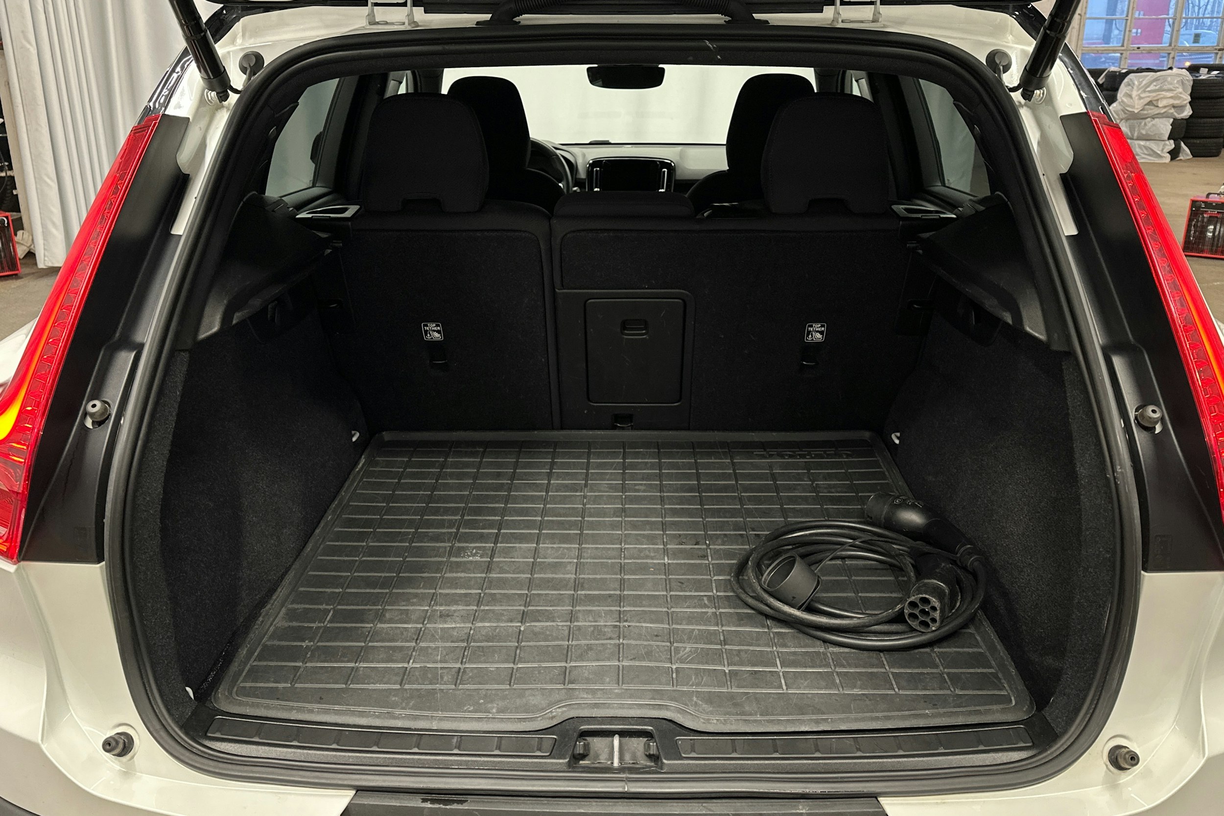 valkoinen Volvo XC40 2023 kuva 14.