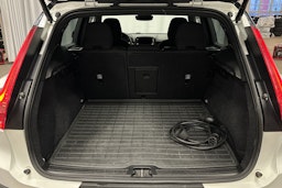 valkoinen Volvo XC40 2023 kuva 14.