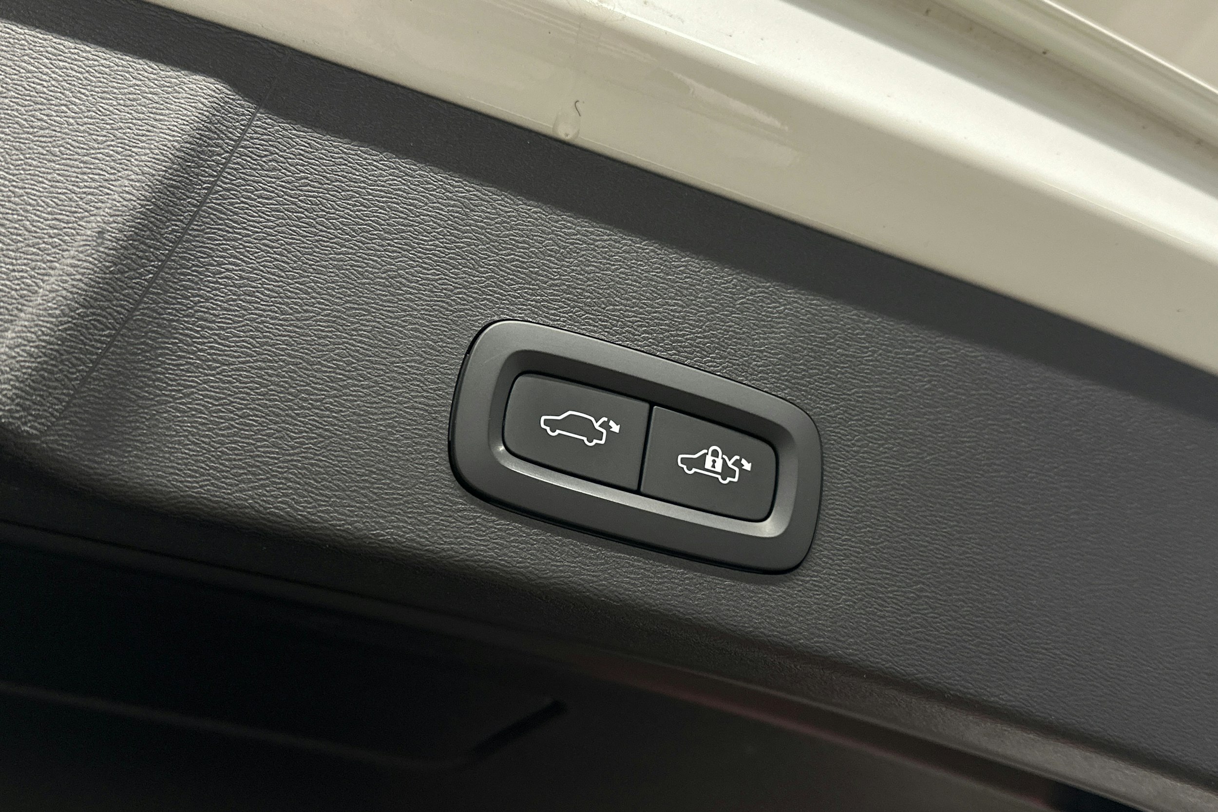 valkoinen Volvo XC40 2023 kuva 15.